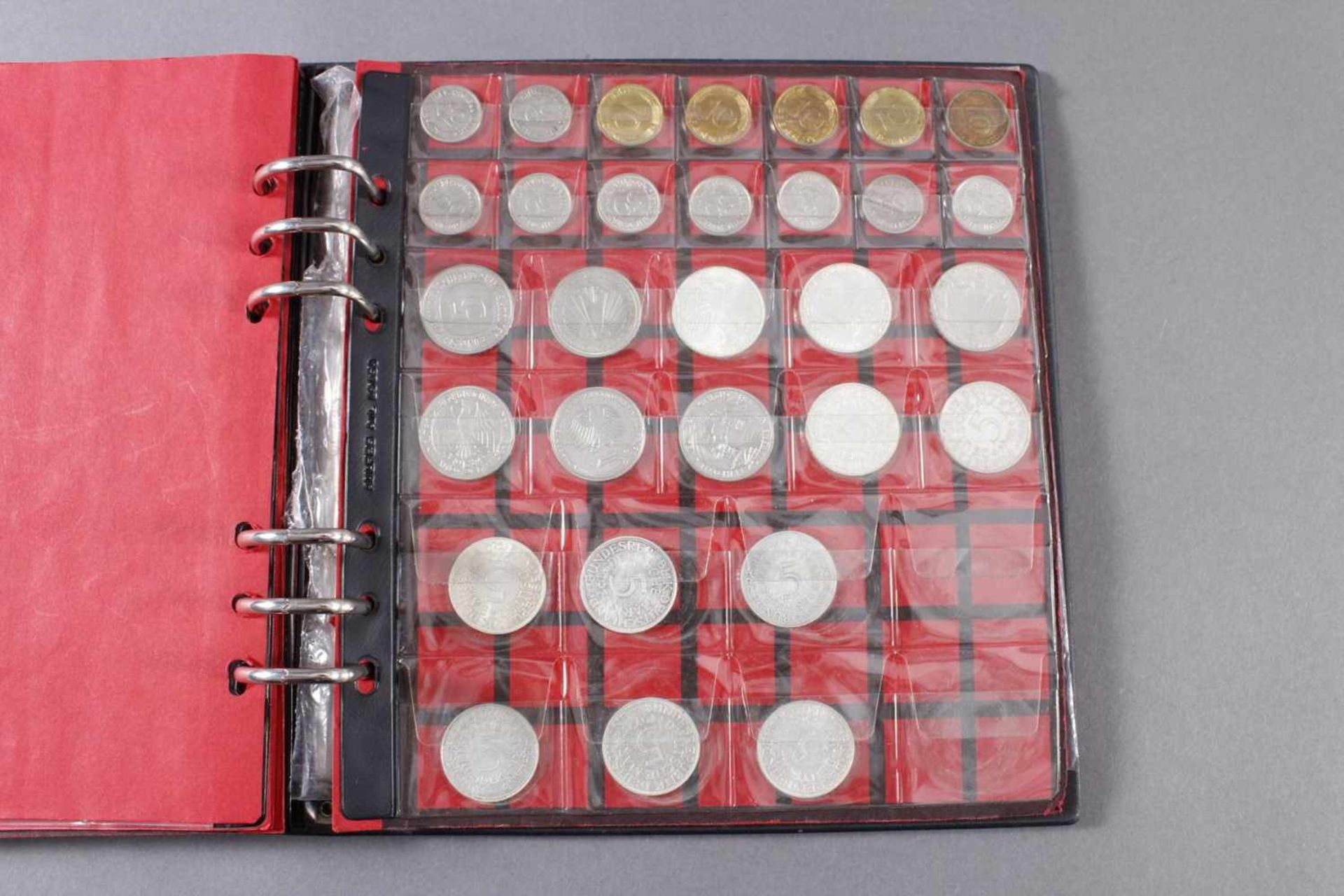 Münzsammlung, Münzen und MünzalbumEnthalten sind auf 2 Seiten über 100 Pfennige. 52 x 2 Pfennige. 36 - Image 4 of 6