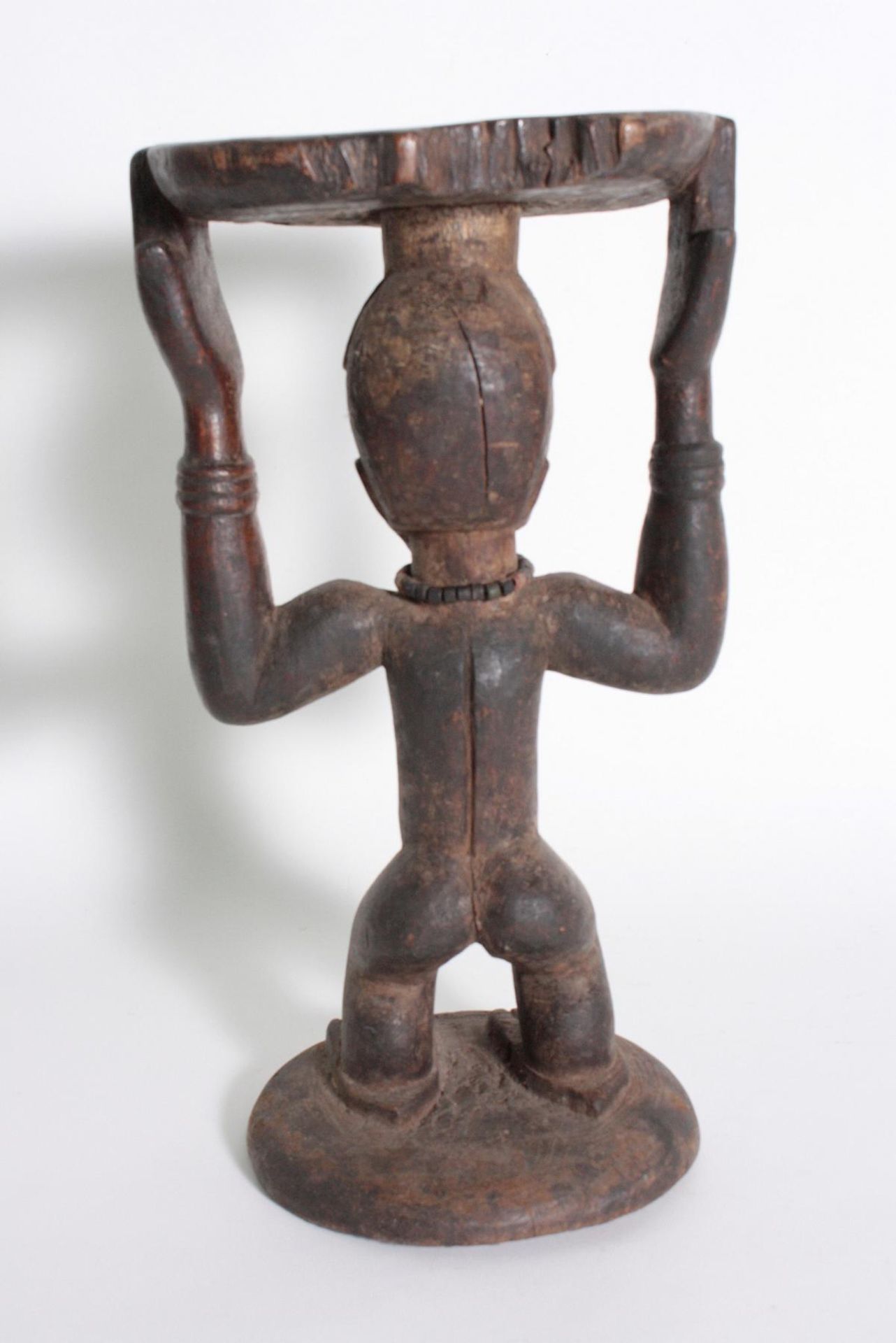 Karyatiden-Hocker, DR Kongo, 1. Hälfte 20. Jh.0Hocker mit weiblicher Trägerfigur, Glasperlen, - Bild 4 aus 6