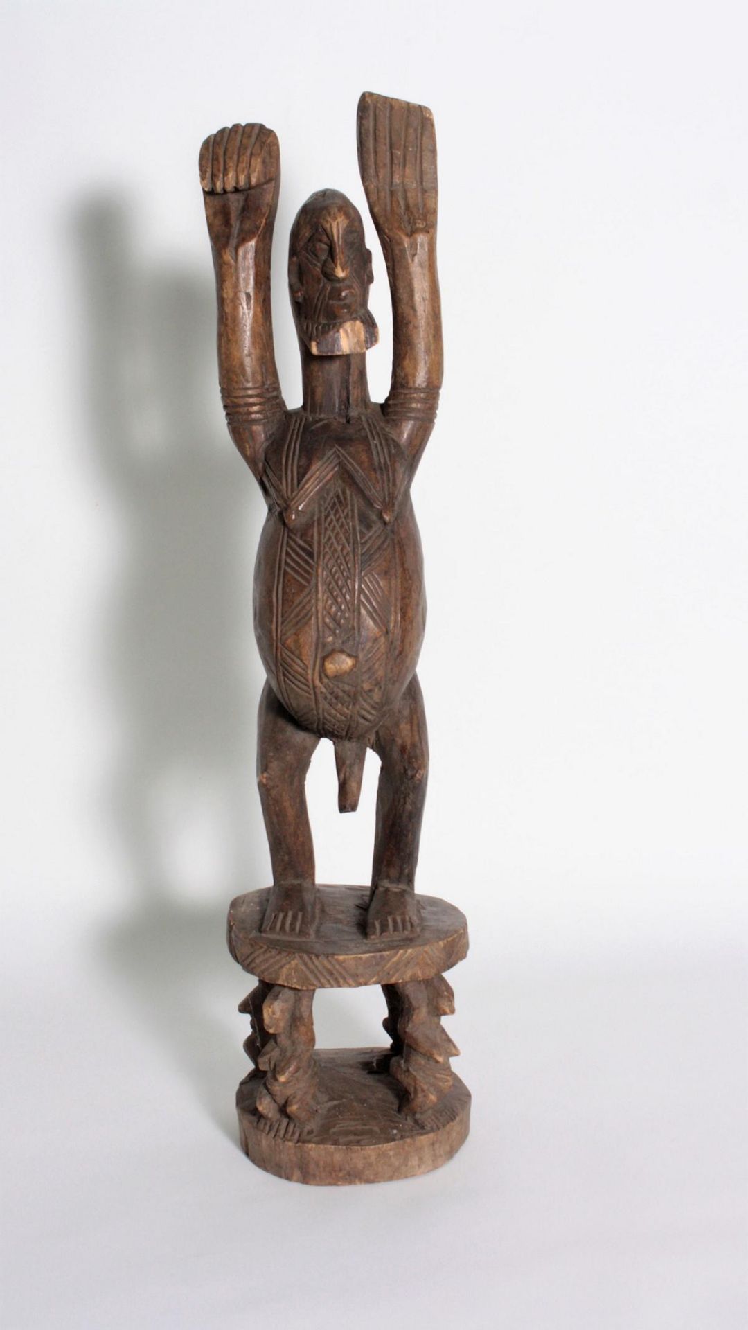 Mythische Figur "Nommo", Dogon, Mali, Burkina Faso, 1. Hälfte 20. Jh.Hartholz, braune Patina,