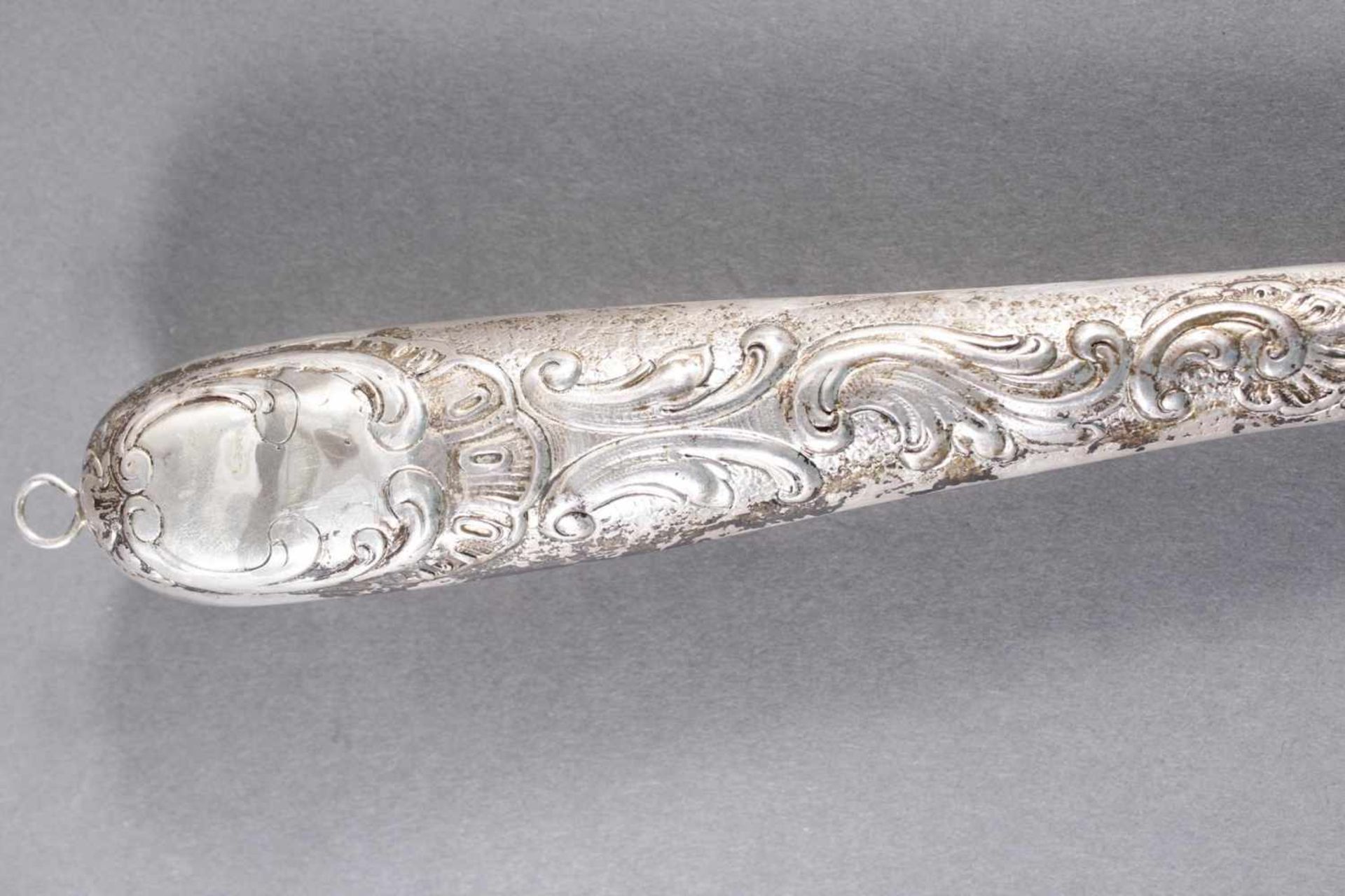 Judaica ,Tora Zeigestab um 1900Mit Rocallien verziert , Silber geprüft (ungemarkt). Länge ca. 35 - Bild 4 aus 6