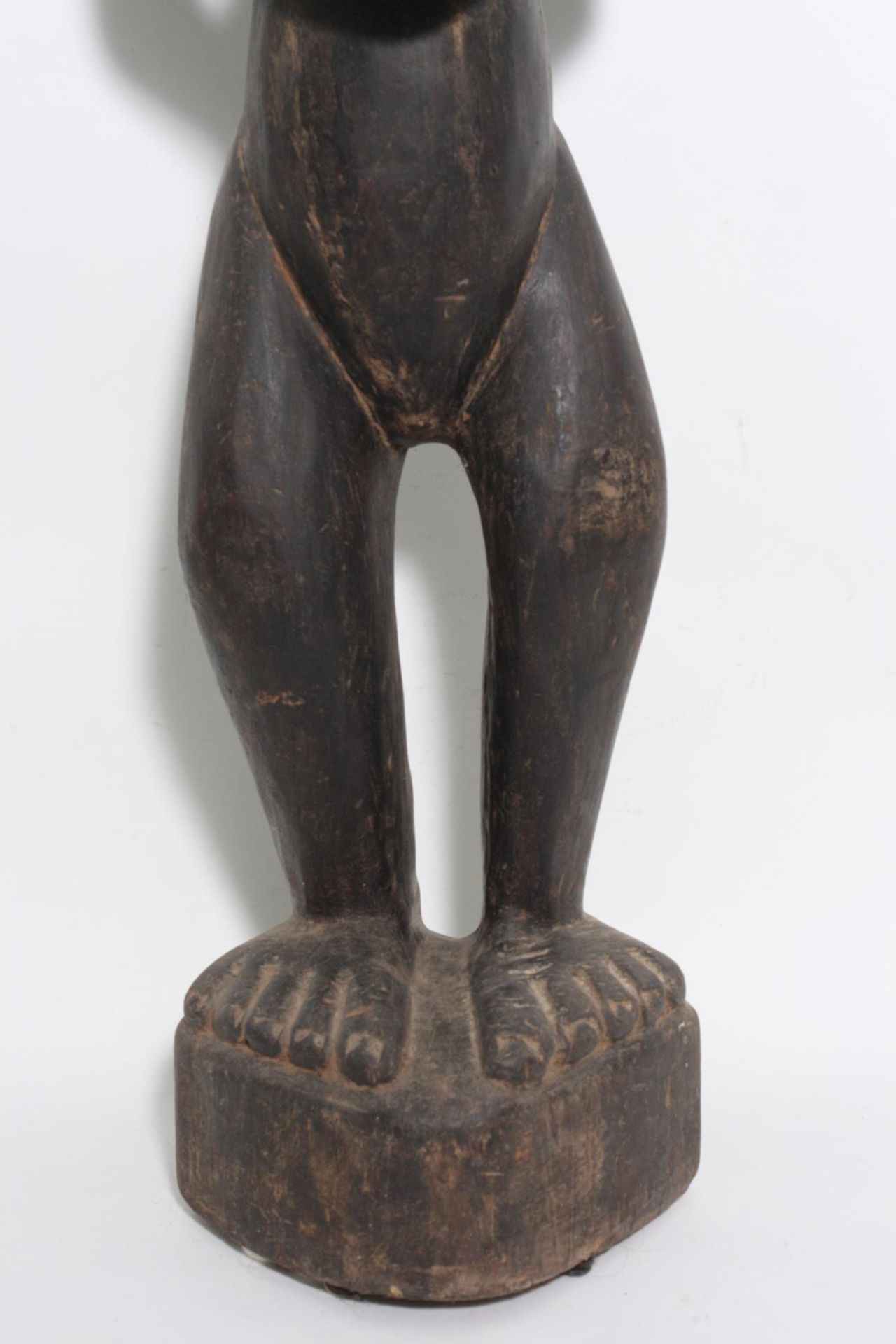 Große Figur, wohl "Eshu", Yoruba, Nigeria , 1. Hälfte 20. Jh.Holz geschnitzt, schwarze krustige - Bild 4 aus 11