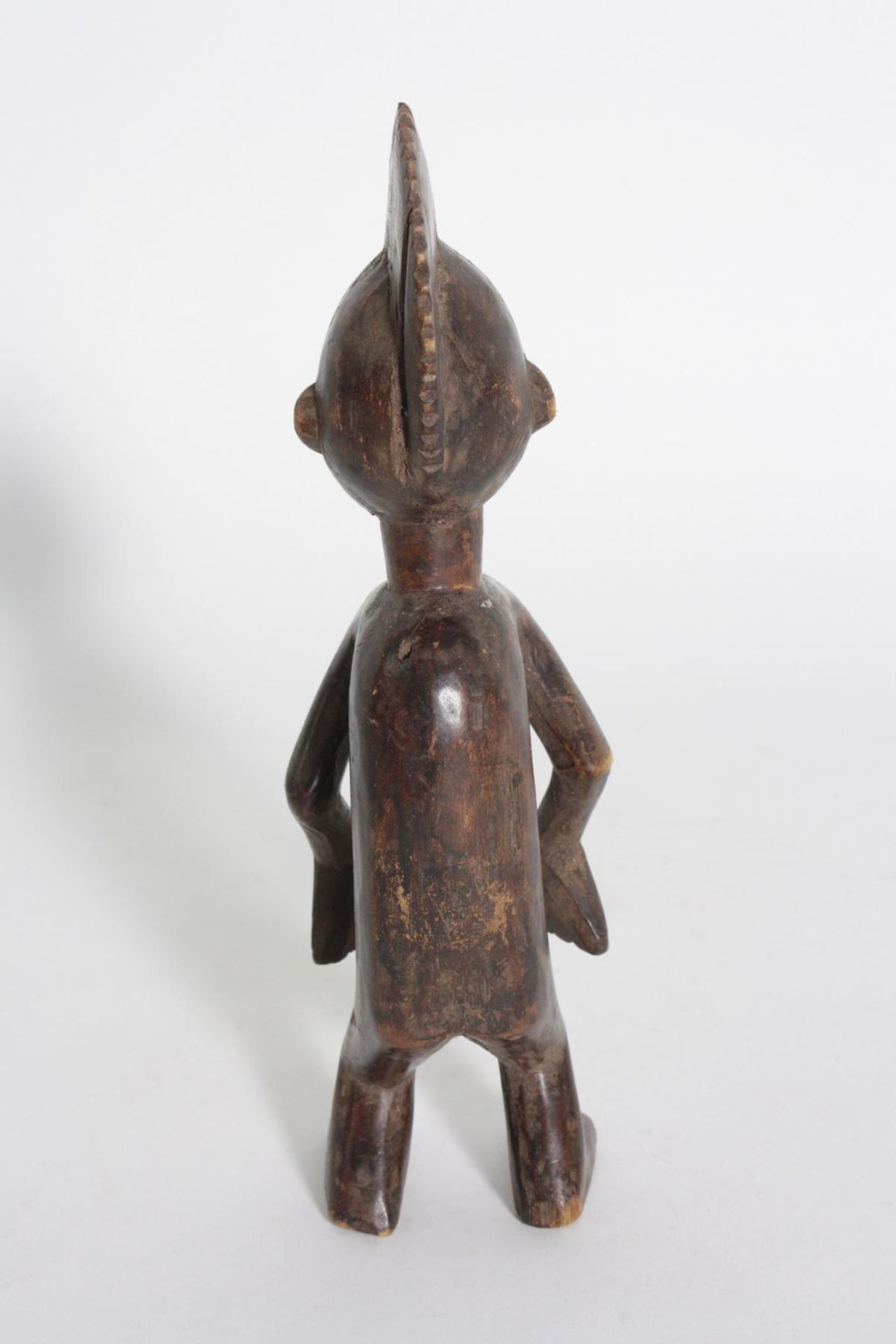 Stehende Figur, Chamba, Nigeria, 1. Hälfte 20. Jh.Holz, geschnitzt, schwarzbraune, krustig- - Bild 3 aus 5