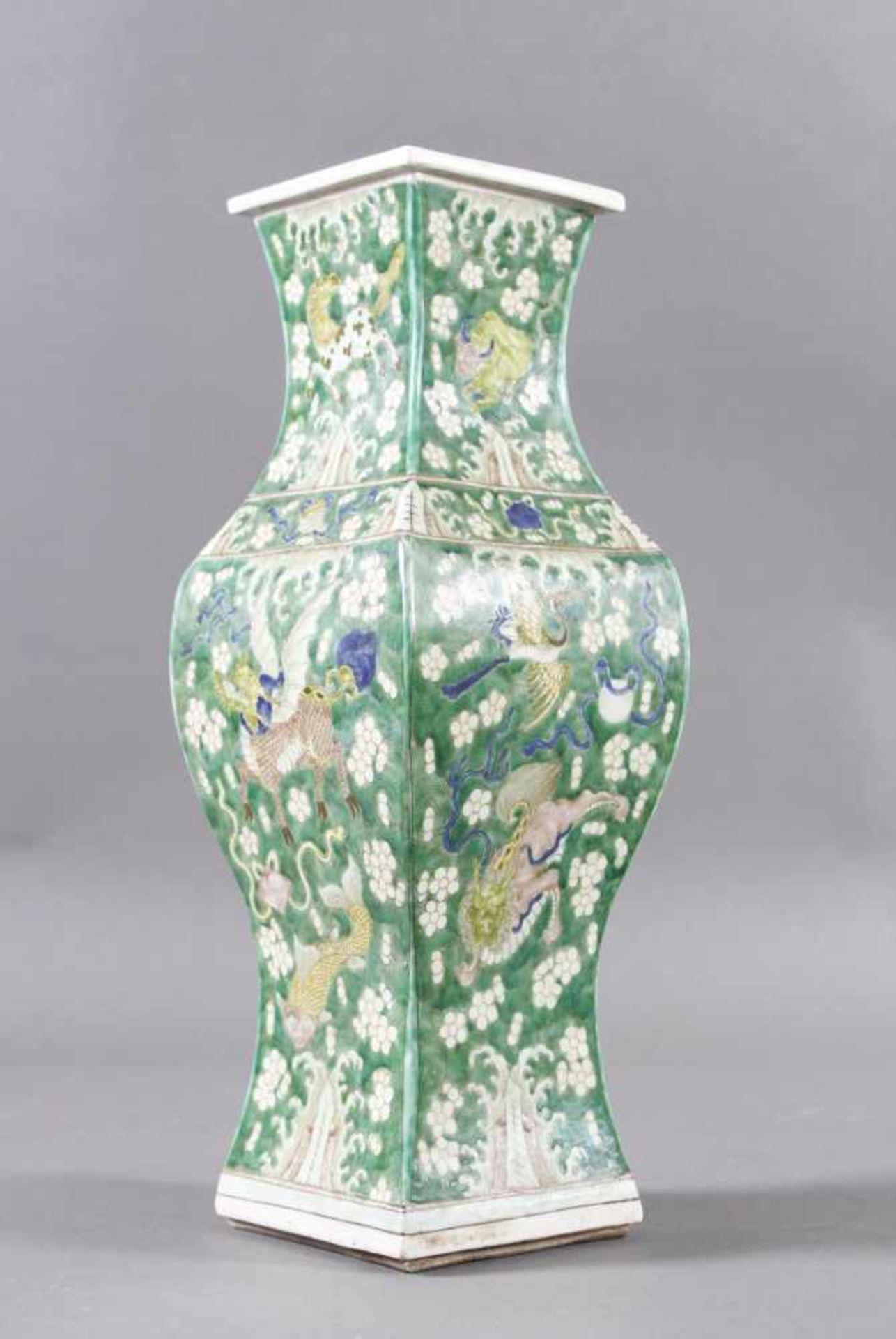Porzellanziervase, China, späte Quing-Dynastie, 19. / 20. JahrhundertPolychrom bemalt. Unterboden - Bild 2 aus 6