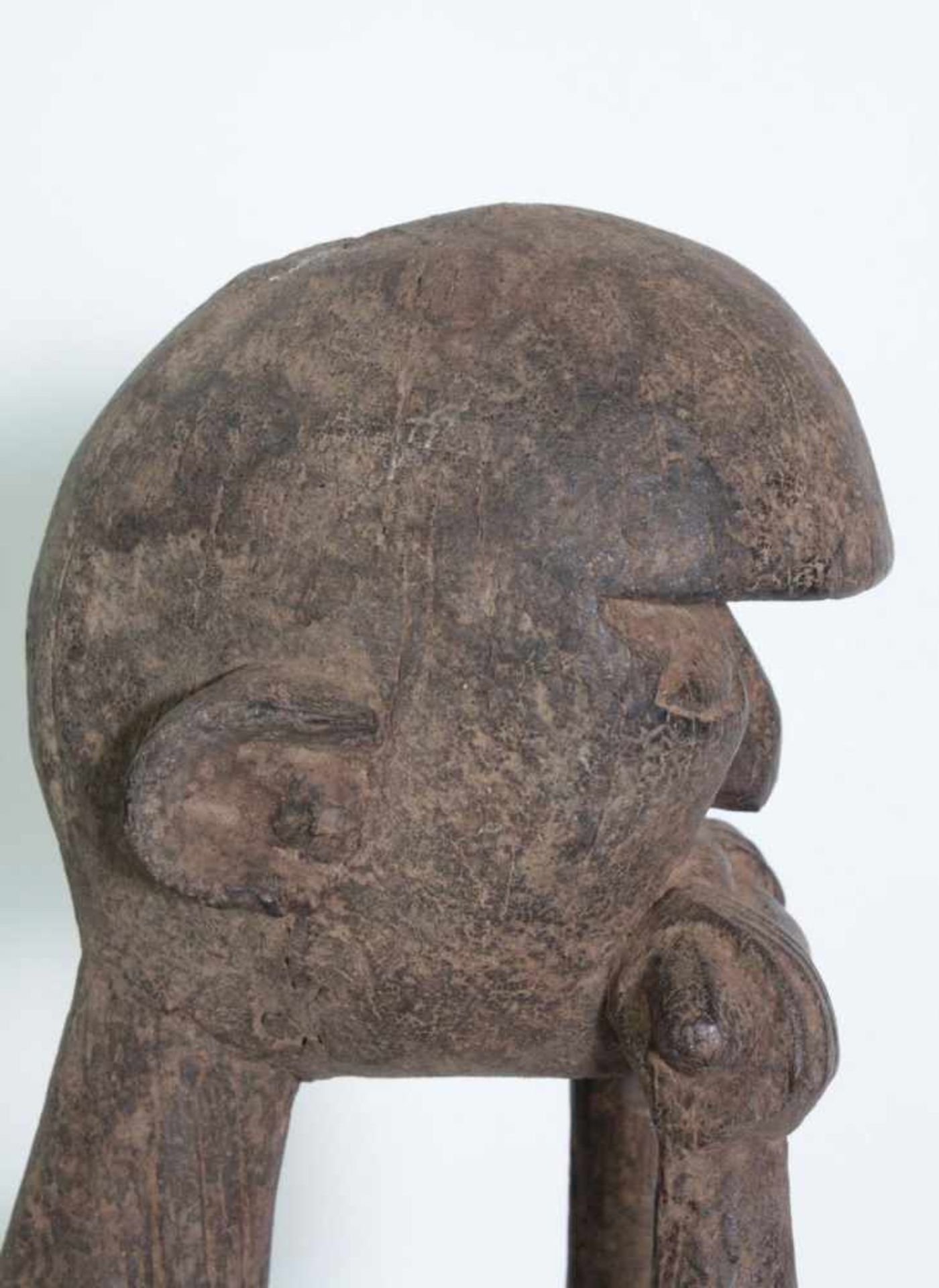 Hockende zoomorphe Figur, wohl Lobi, Burkina Faso, 1. Hälfte 20. Jh.Holz geschnitzt, graubraune - Bild 8 aus 10