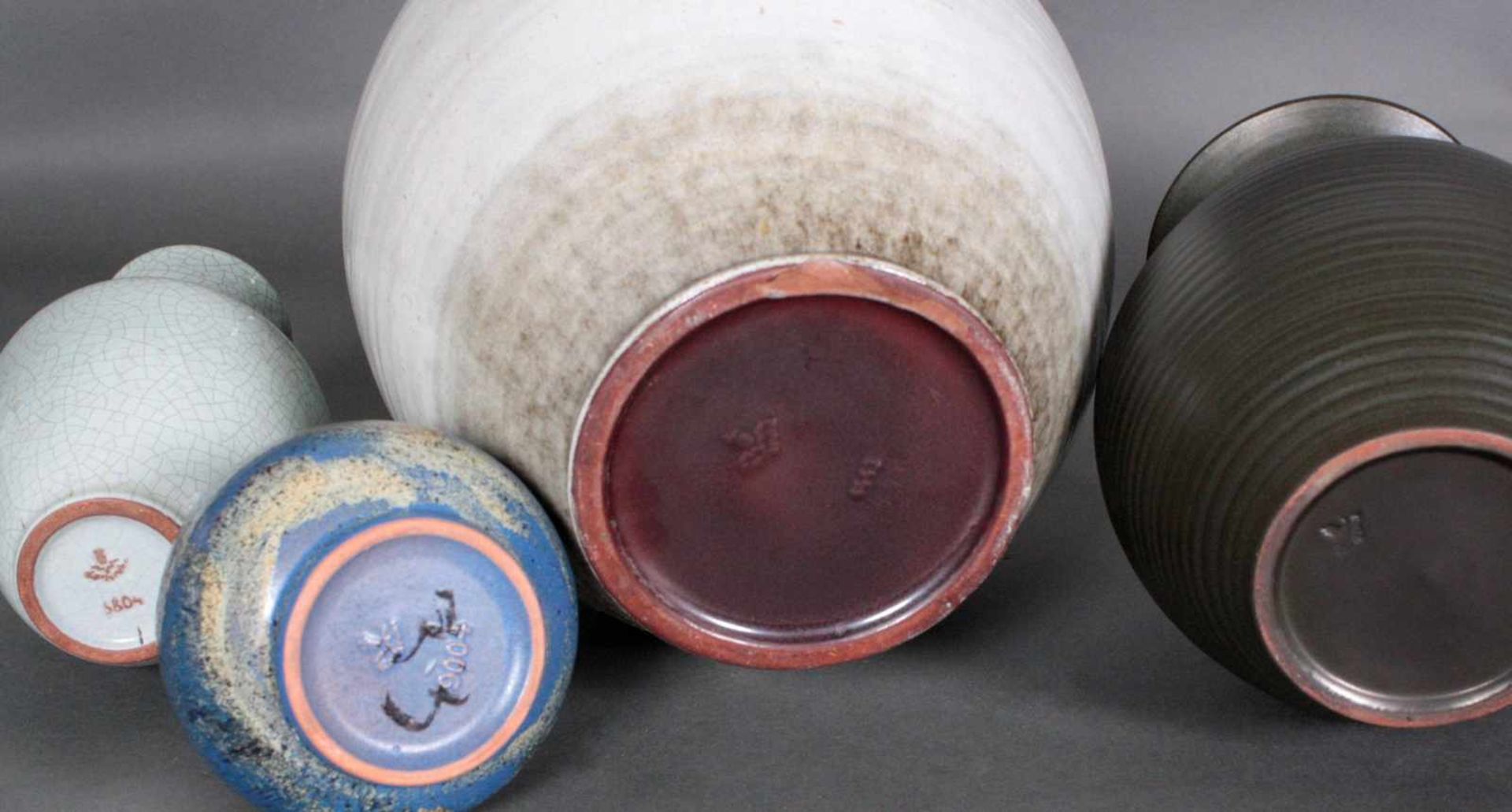 4 Keramik-Vasen, Karlsruhe MajolikaUnterschiedliche Formen und Größen, ziegelroter Scherben, - Bild 2 aus 3