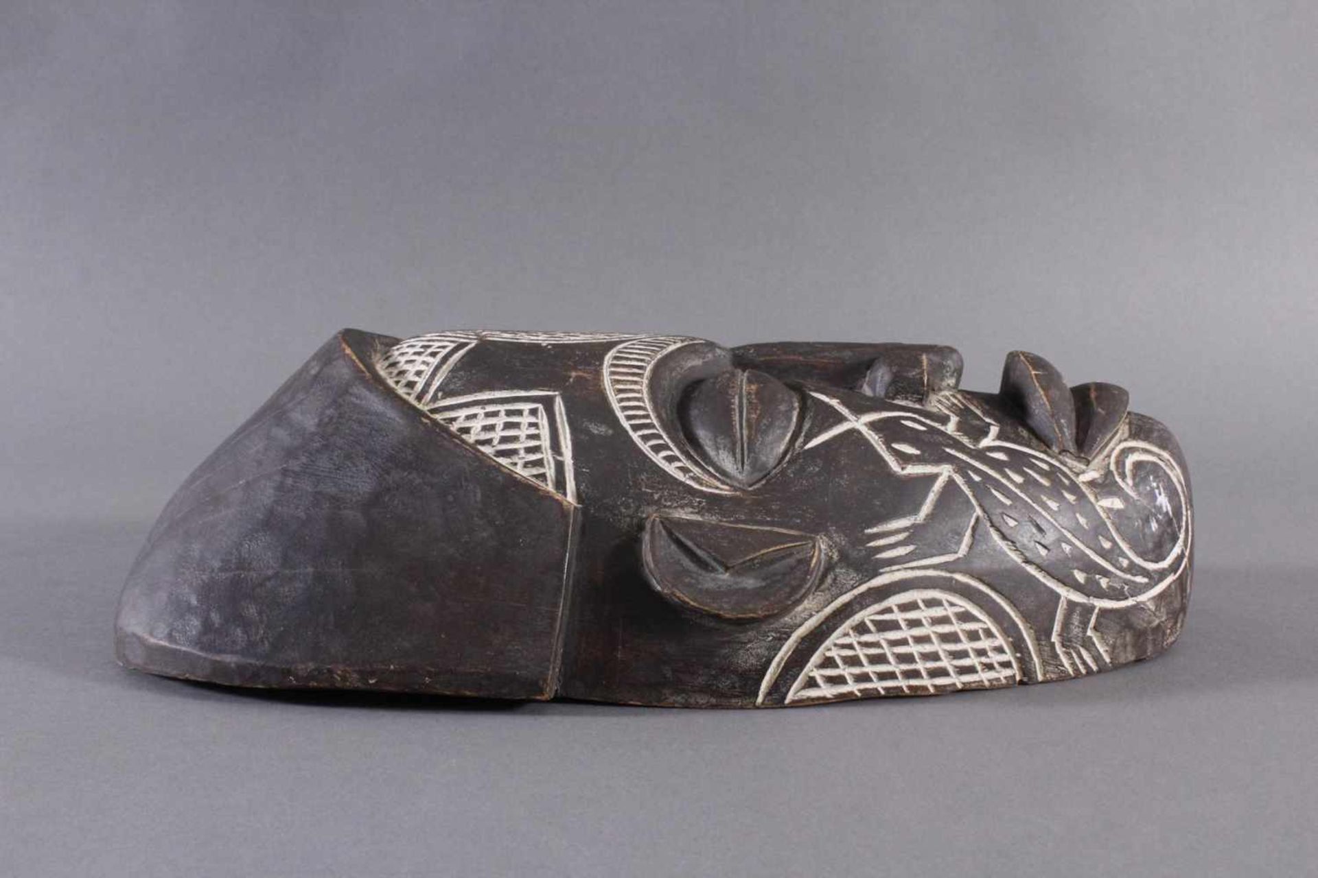 Antike Maske, Chokwe, Angola 1. Hälfte 20. Jh.Holz geschnitzt, dunkle Patina, Narbentatauierung, ca. - Bild 3 aus 7