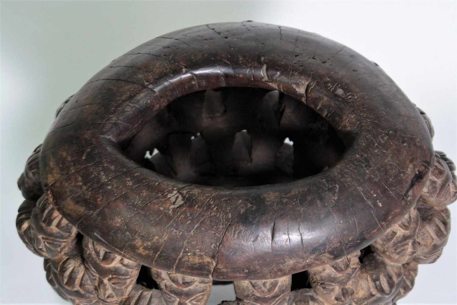 Große Bamum Tanzmaske, Kamerun, 1. Hälfte 20. Jh.Holz geschnitzt, glänzende dunkelbraune glänzende - Bild 7 aus 7
