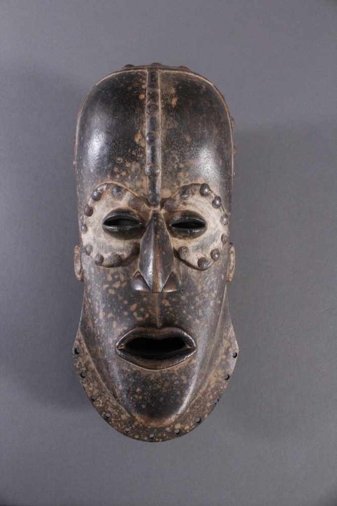 Antike Maske, Baule, Elfenbeinküste 1. Hälfte 20. Jh.Holz geschnitzt, dunkle Patina, Reste weißer