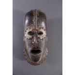 Antike Maske, Baule, Elfenbeinküste 1. Hälfte 20. Jh.Holz geschnitzt, dunkle Patina, Reste weißer