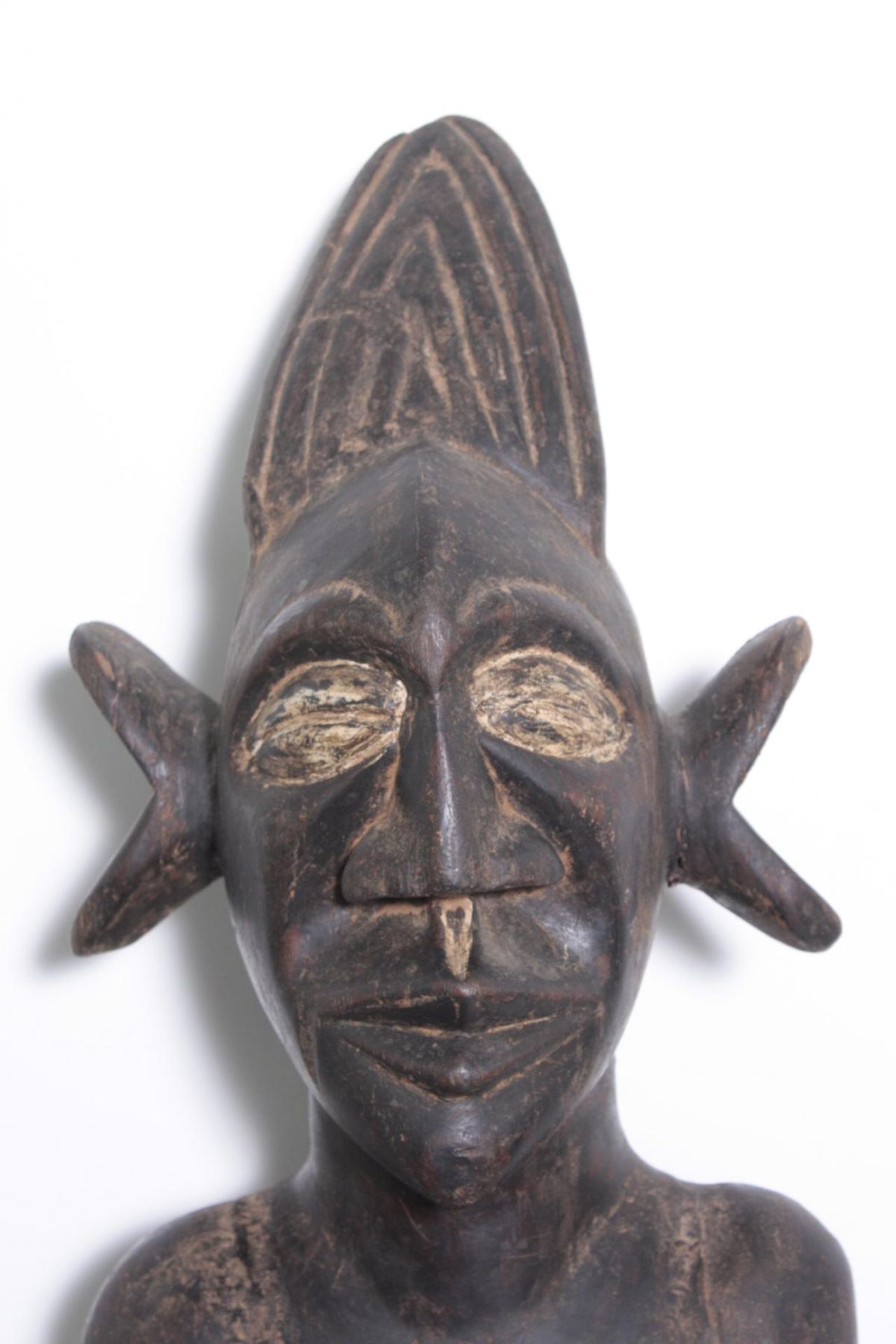 Große Figur, wohl "Eshu", Yoruba, Nigeria , 1. Hälfte 20. Jh.Holz geschnitzt, schwarze krustige - Bild 2 aus 11