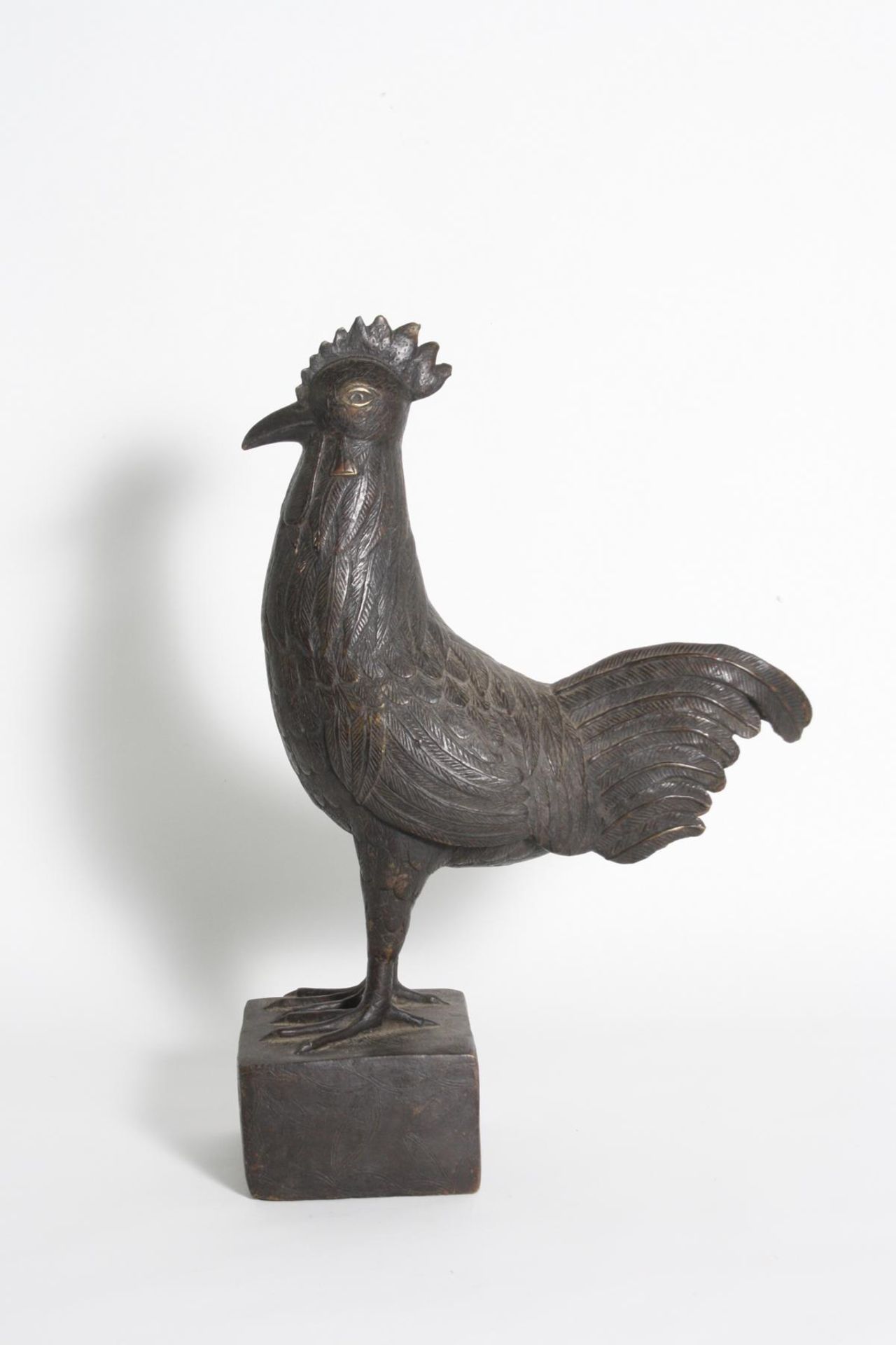 Bronze Hahn, Benin, Nigeria, 1. Hälfte 20. Jh.Darstellung eines Hahns mit reliefiertem Federkleid, - Bild 3 aus 5
