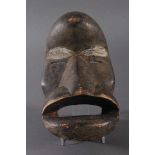 Antike Maske der Dan, Kran, Elfenbeinküste 1. Hälfte 20. Jh.Holz geschnitzt, dunkle Patina, weiße