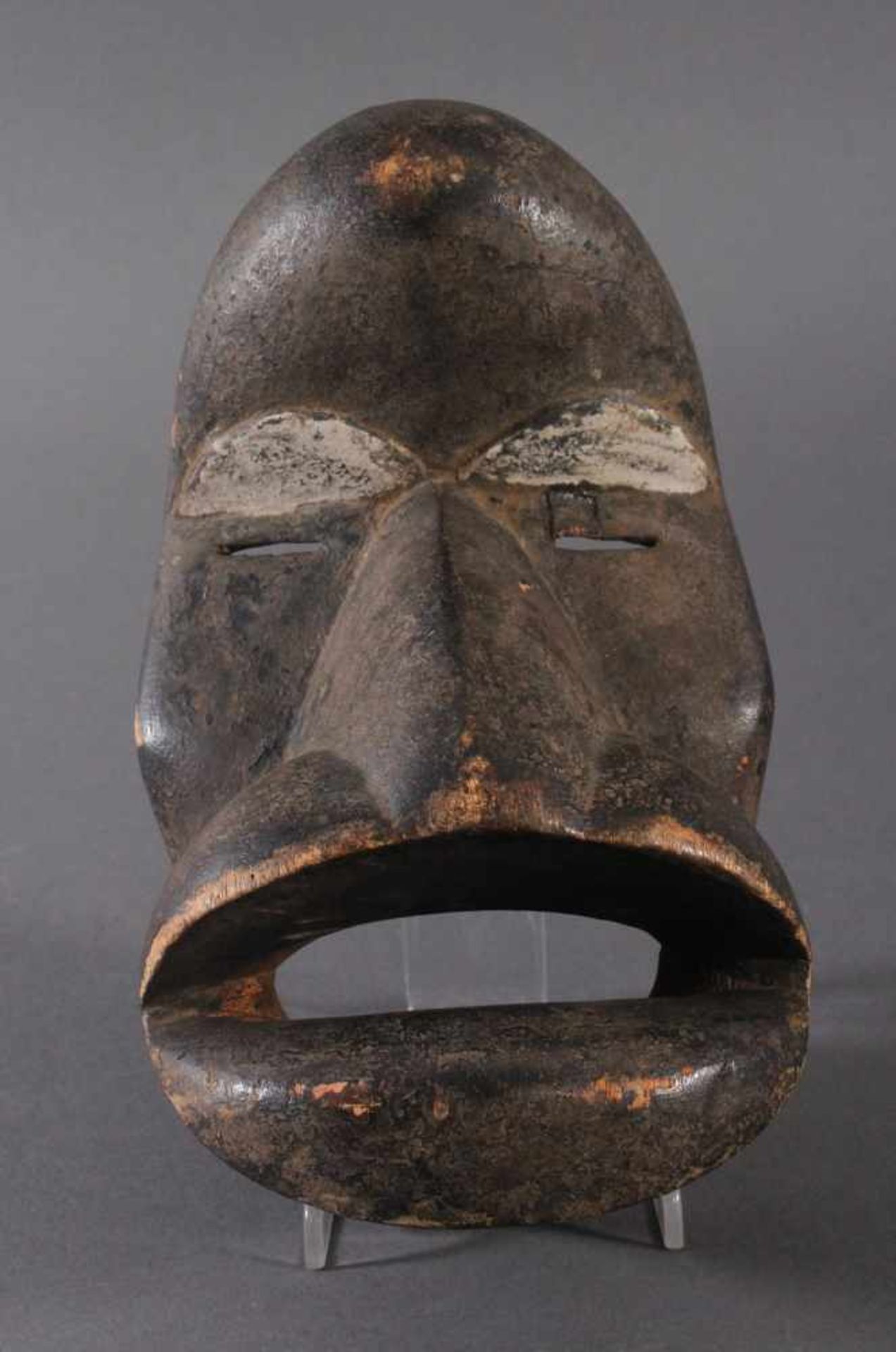 Antike Maske der Dan, Kran, Elfenbeinküste 1. Hälfte 20. Jh.Holz geschnitzt, dunkle Patina, weiße