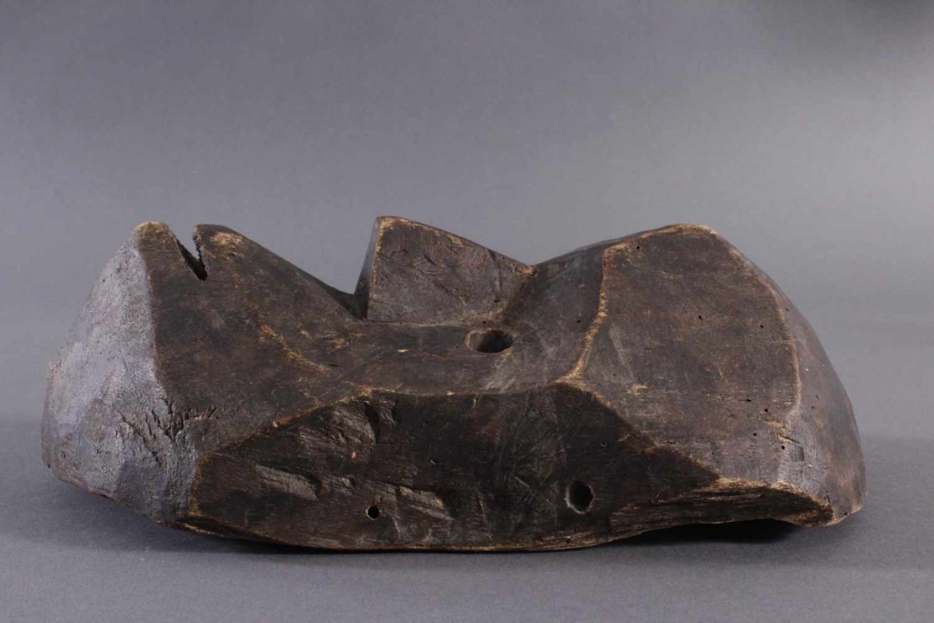 Antike Maske, Kongo 1. Hälfte 20. Jh.Holz geschnitzt, dunkle Patina, ca. 9 x 17 x 29 cm. - Bild 3 aus 6