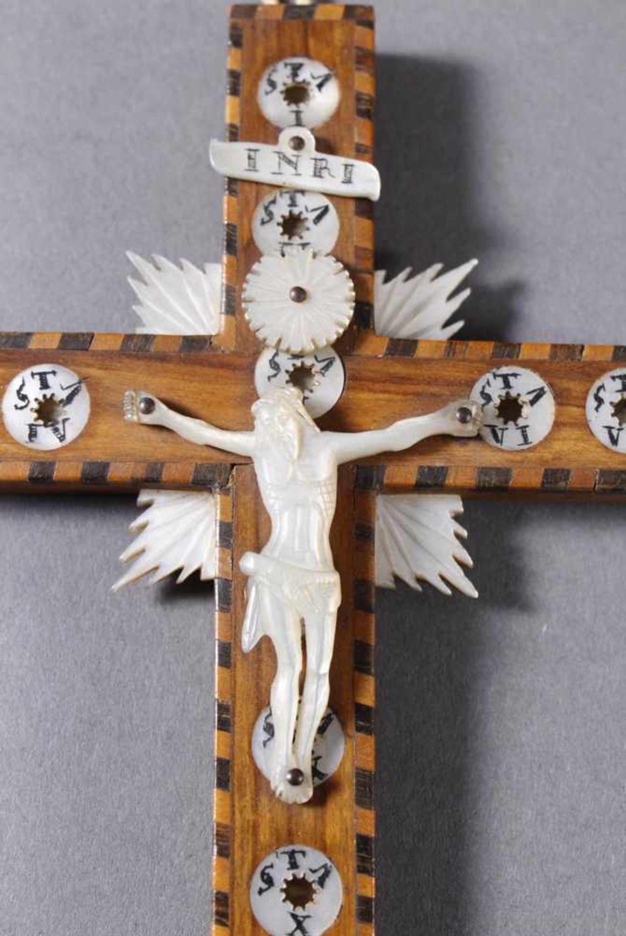 Wandkreuz, wohl Frankreich um 1800Obstholz mit beschriftetten Perlmutt Auf- und Einlagen, in Form - Bild 3 aus 6