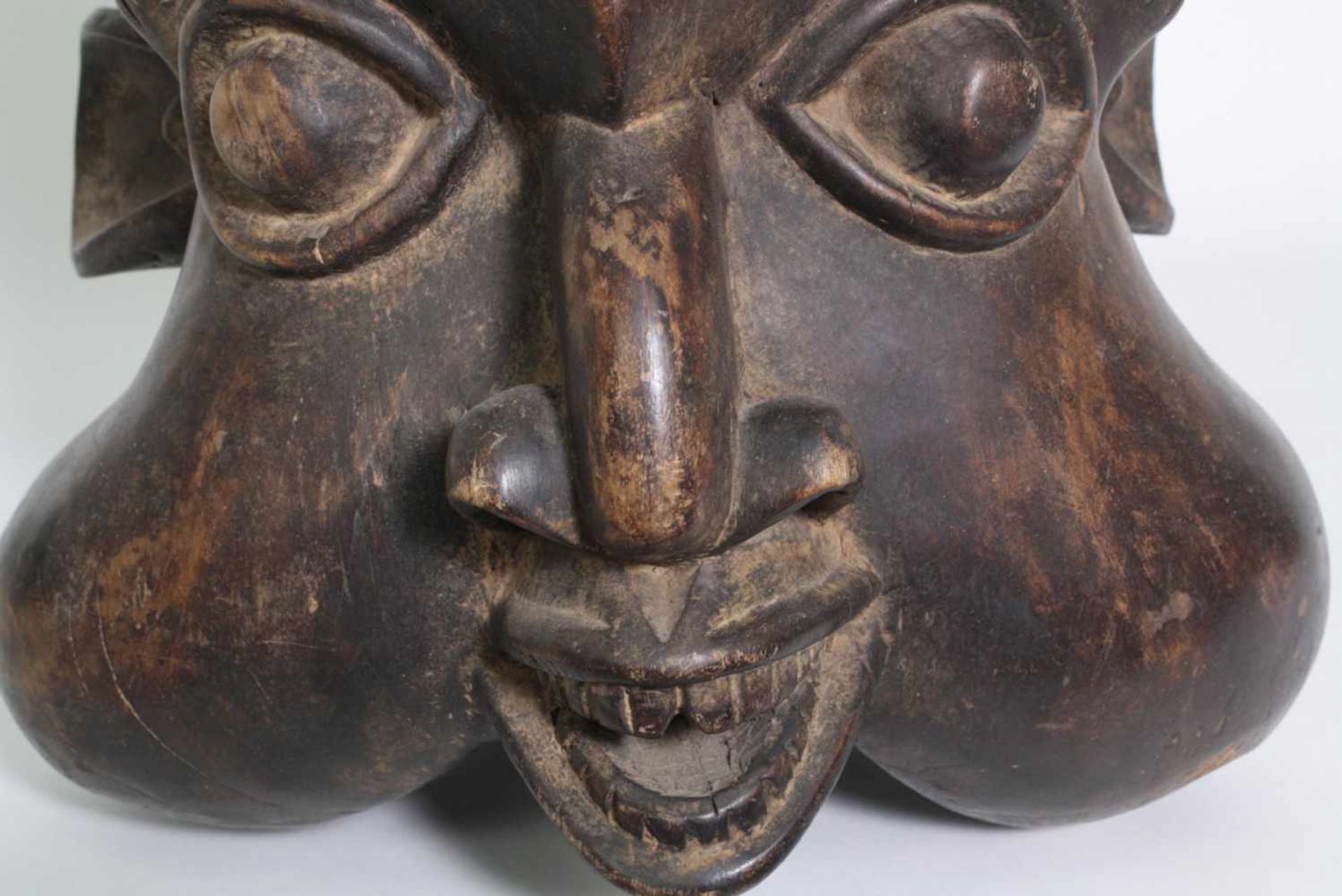 Große Bamum Tanzmaske, Kamerun, 1. Hälfte 20. Jh.Holz geschnitzt, glänzende dunkelbraune glänzende - Bild 6 aus 7