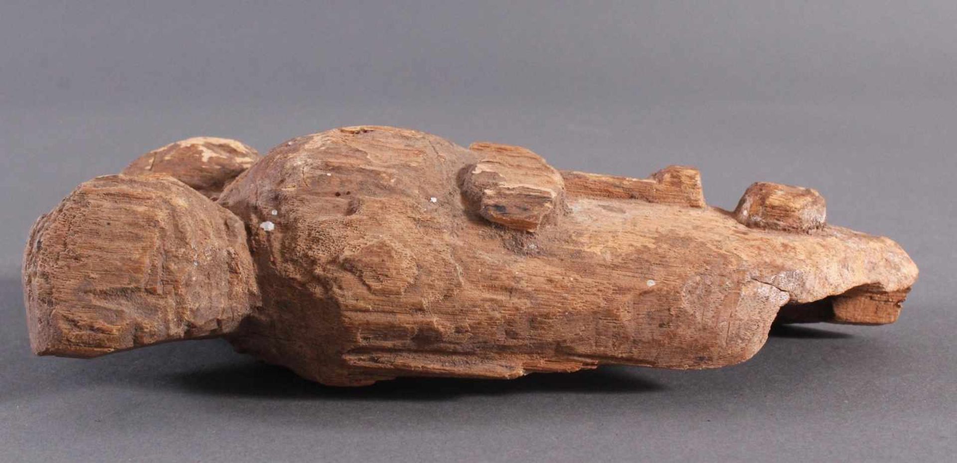 Antike Maske, Baule, Elfenbeinküste 1. Hälfte 20. Jh.Helles Holz, geschnitzt, Fehlstellen, ca. 6 x - Image 2 of 6