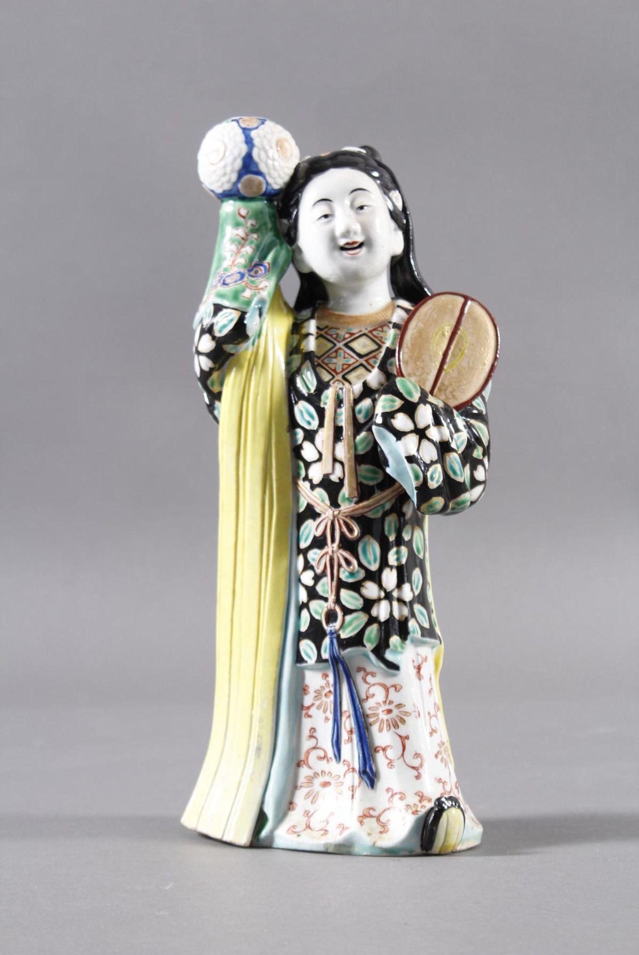 Porzellan-Räucherfigur, Mädchen, China 19. JahrhundertPolychrom bemalt, teilweise goldstaffiert.