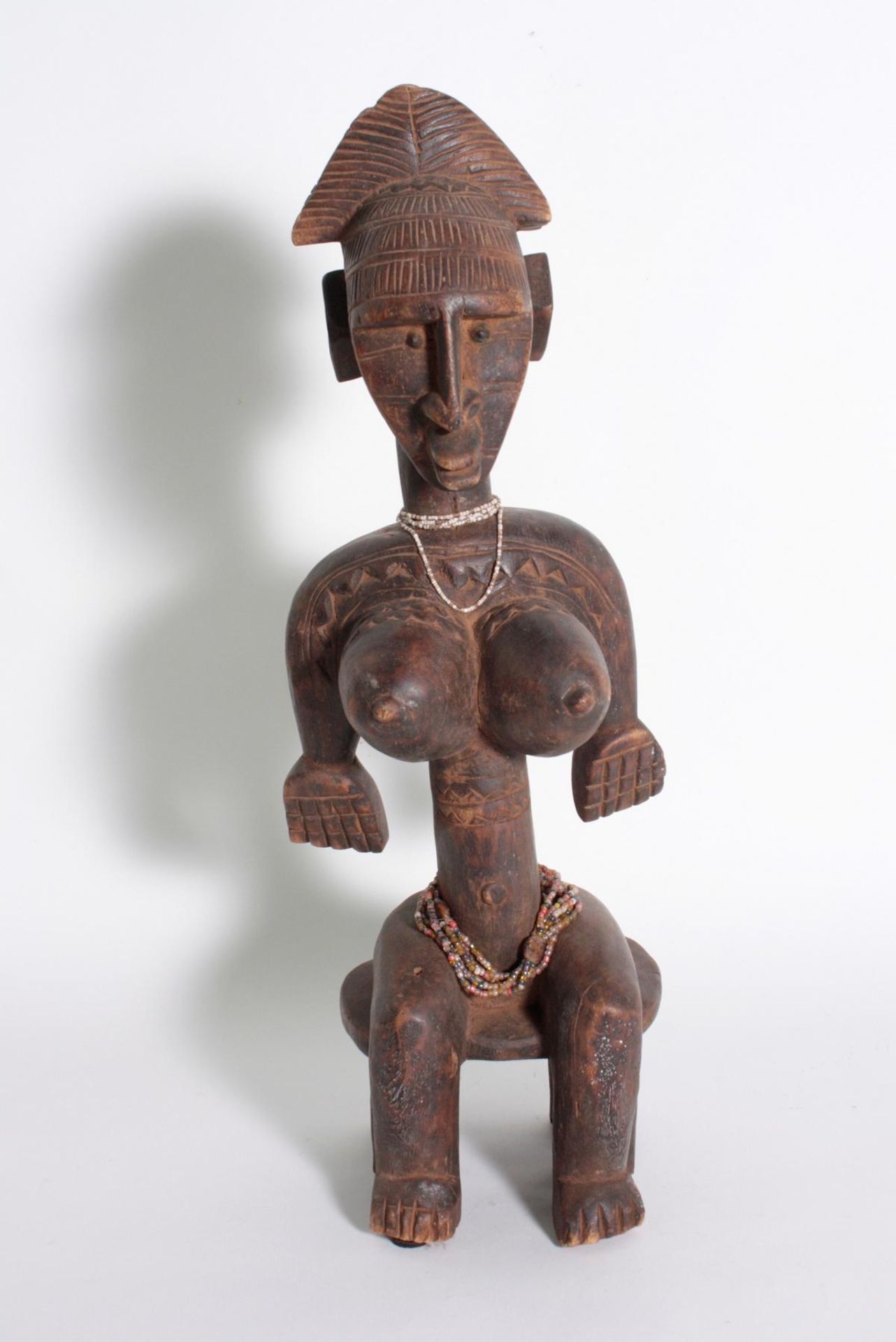 Bambara/Mali, sitzende weibliche Figur, 1. Hälfte 20. Jh.Holz, dunkelbraune Patina, sitzende Frau