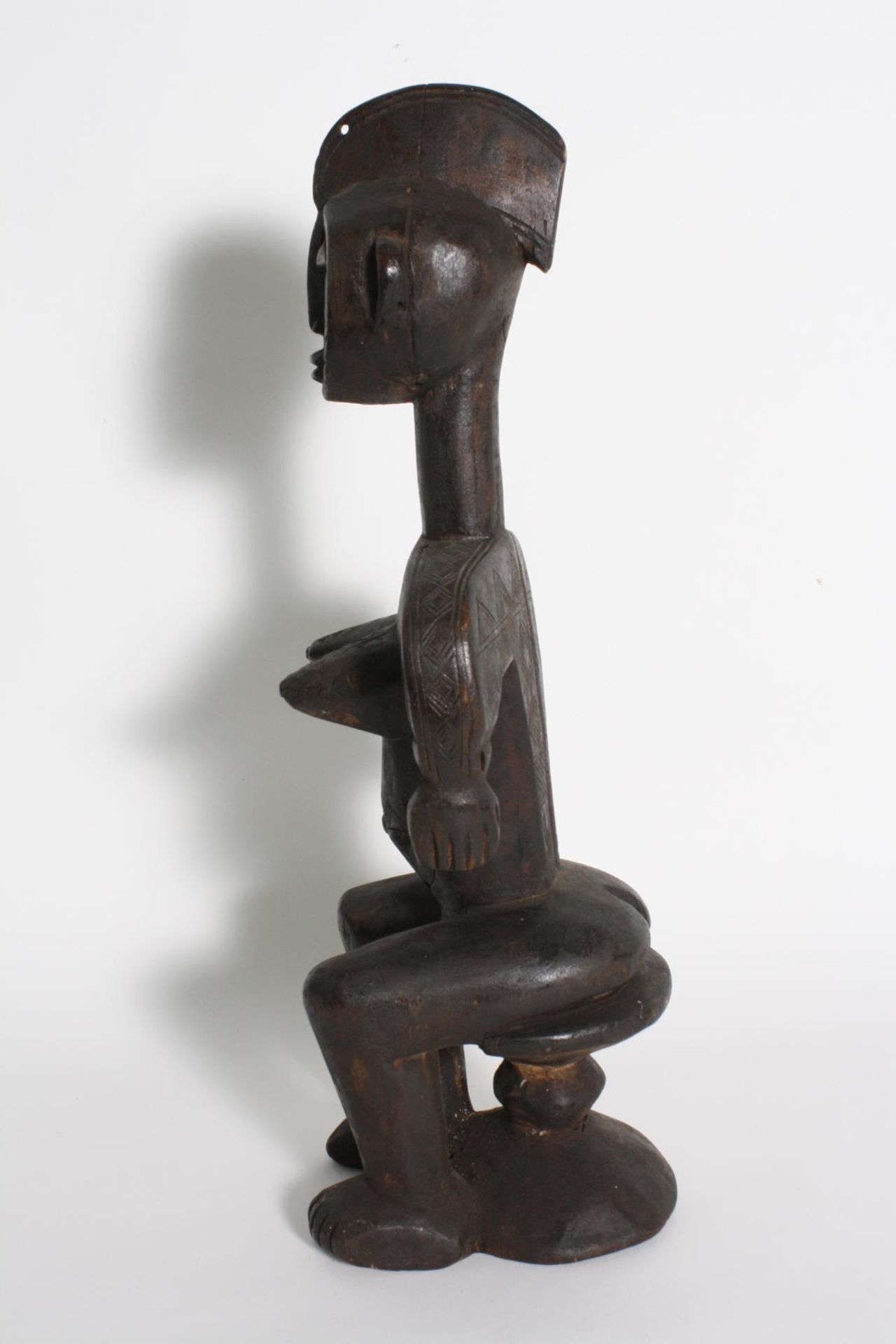 Sitzende weibliche Figur, Bambara, Mali, 1. Hälfte 20. Jh.Holz, geschnitzt. Dunkler krustiger - Bild 6 aus 6