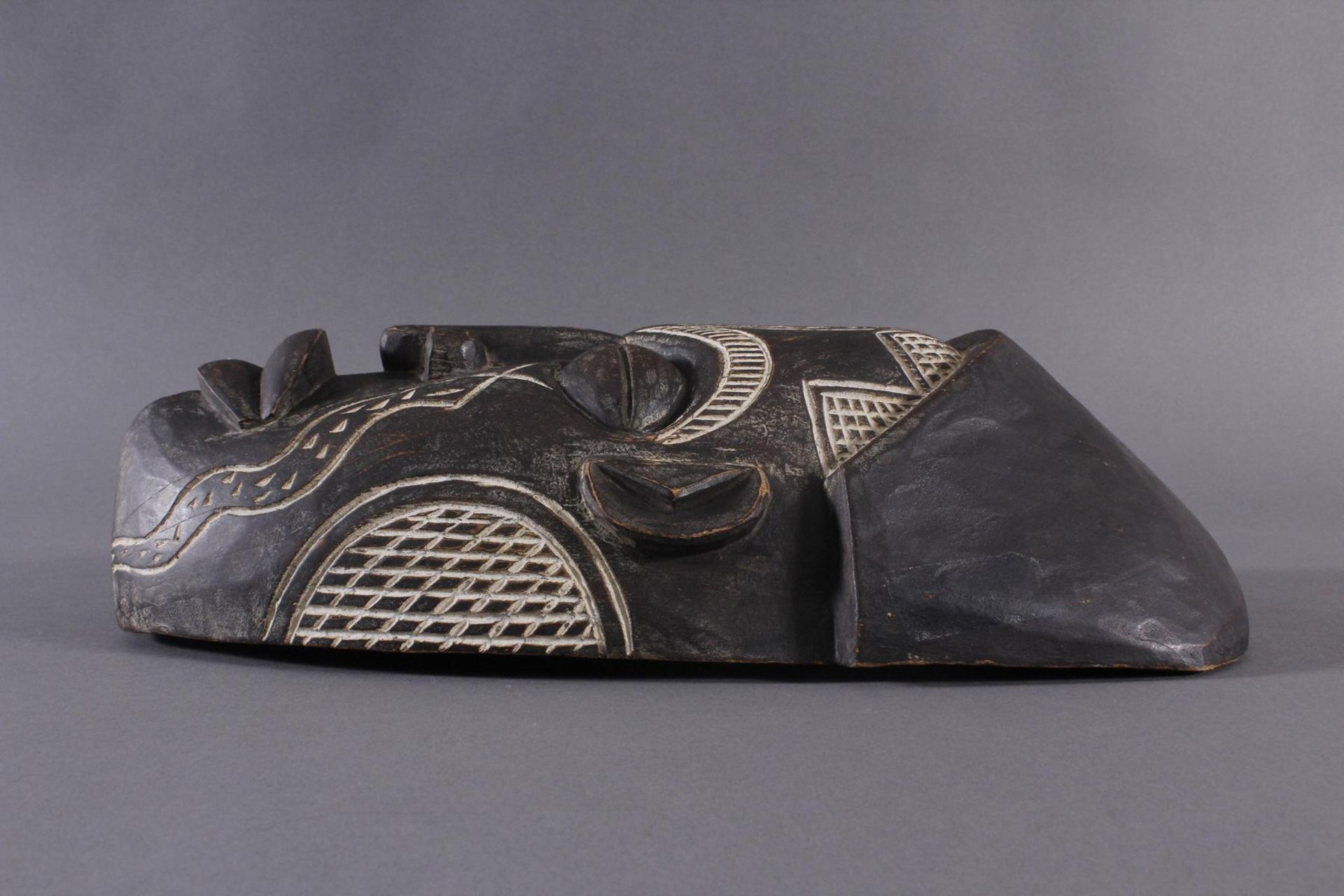 Antike Maske, Chokwe, Angola 1. Hälfte 20. Jh.Holz geschnitzt, dunkle Patina, Narbentatauierung, ca. - Bild 5 aus 7