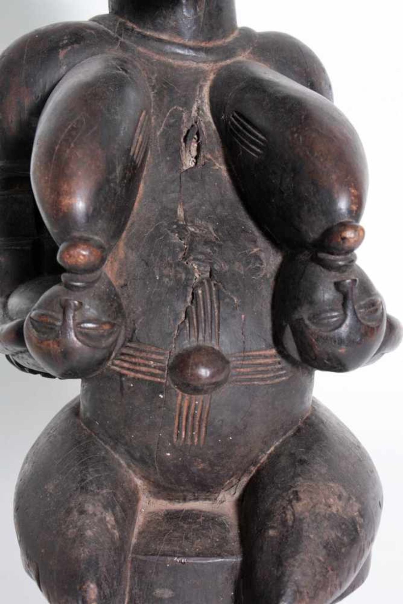 Mutter mit Zwillingen, Senufo, Elfenbeinküste, 1. Hälfte 20. Jh.Schweres Holz, geschnitzt, dunkler - Bild 3 aus 6