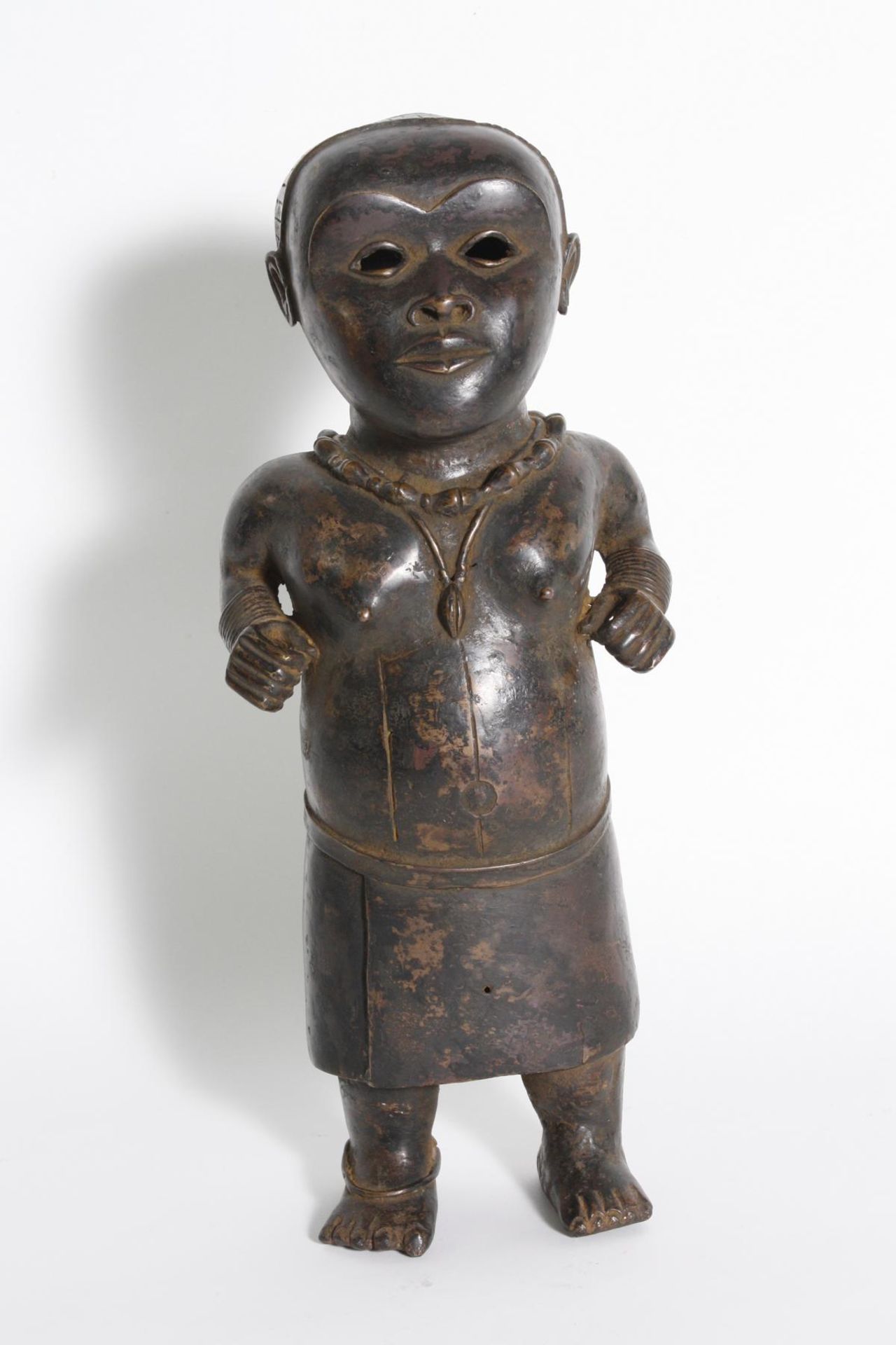 Bronze-Figur, Hofzwerg, Benin, Nigeria, 1. Hälfte 20. Jh.Stehende Figur mit seitlich am Körper