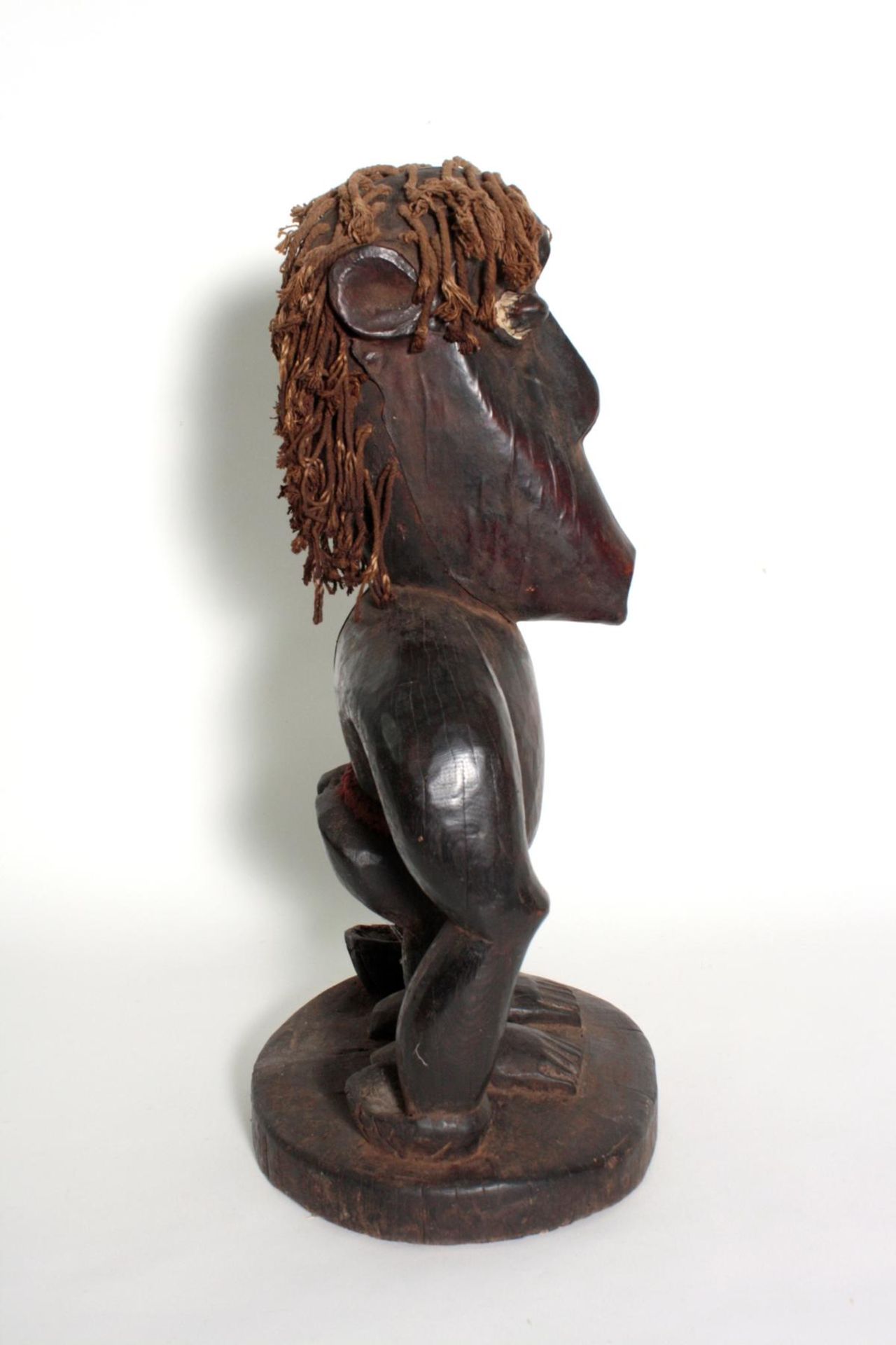 Außergewöhnliche zoomorphe Figur, wohl Kongo, 1. Hälfte 20. Jh.Holz geschnitzt. Auf Sockel - Bild 4 aus 8