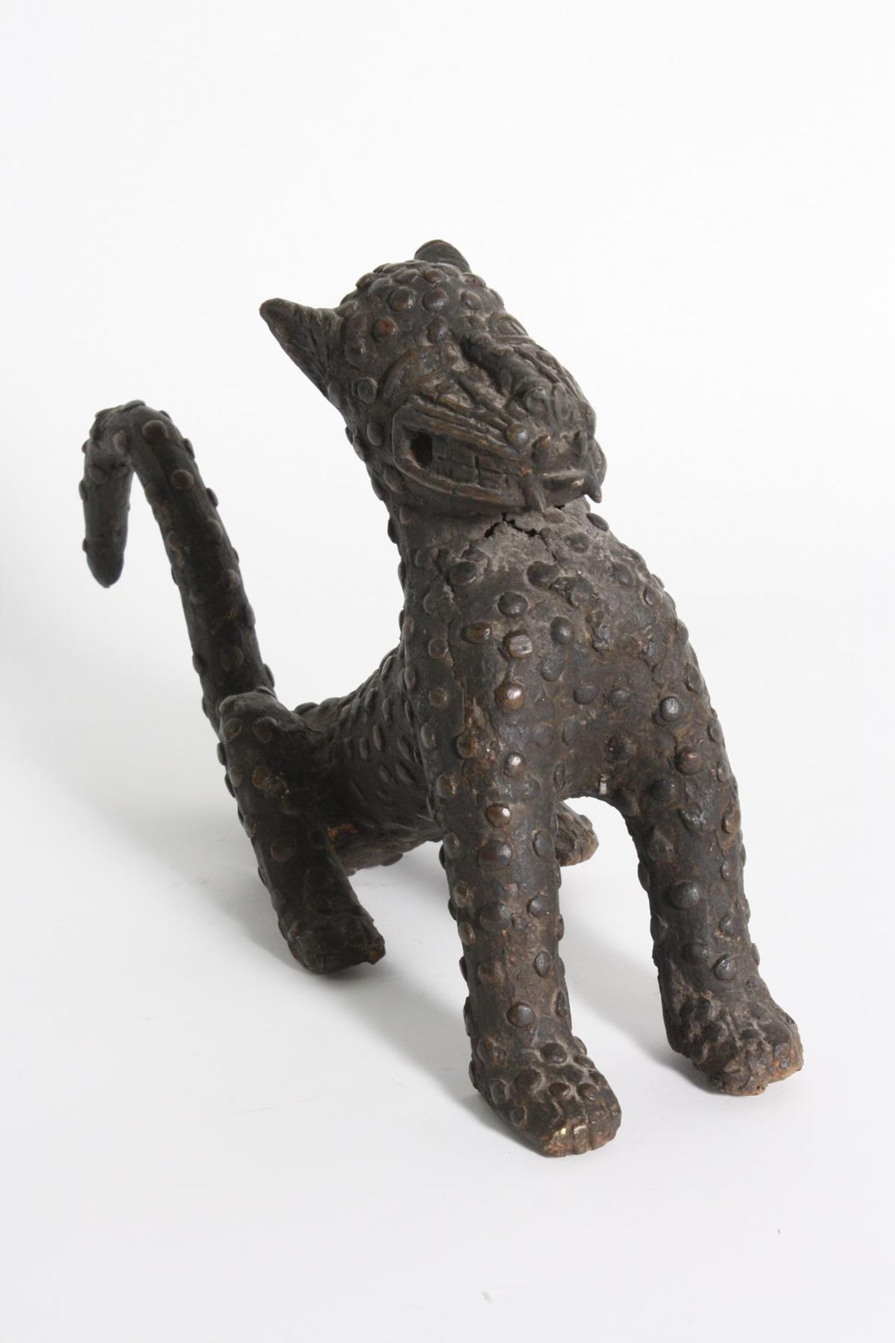 Bronze-Leopard, Benin, Nigeria, 1. Hälfte 20. Jh.Sitzendes Tier mit punktierter Musterung auf der - Bild 2 aus 5