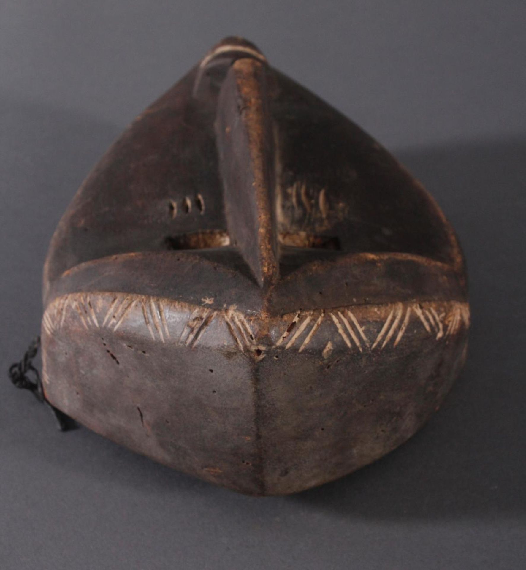 Antike Maske (Mfondo), Lwalwa, Kongo 1. Hälfte 20. Jh.Holz geschnitzt, dunkle Patina. Spitzovales - Bild 5 aus 6