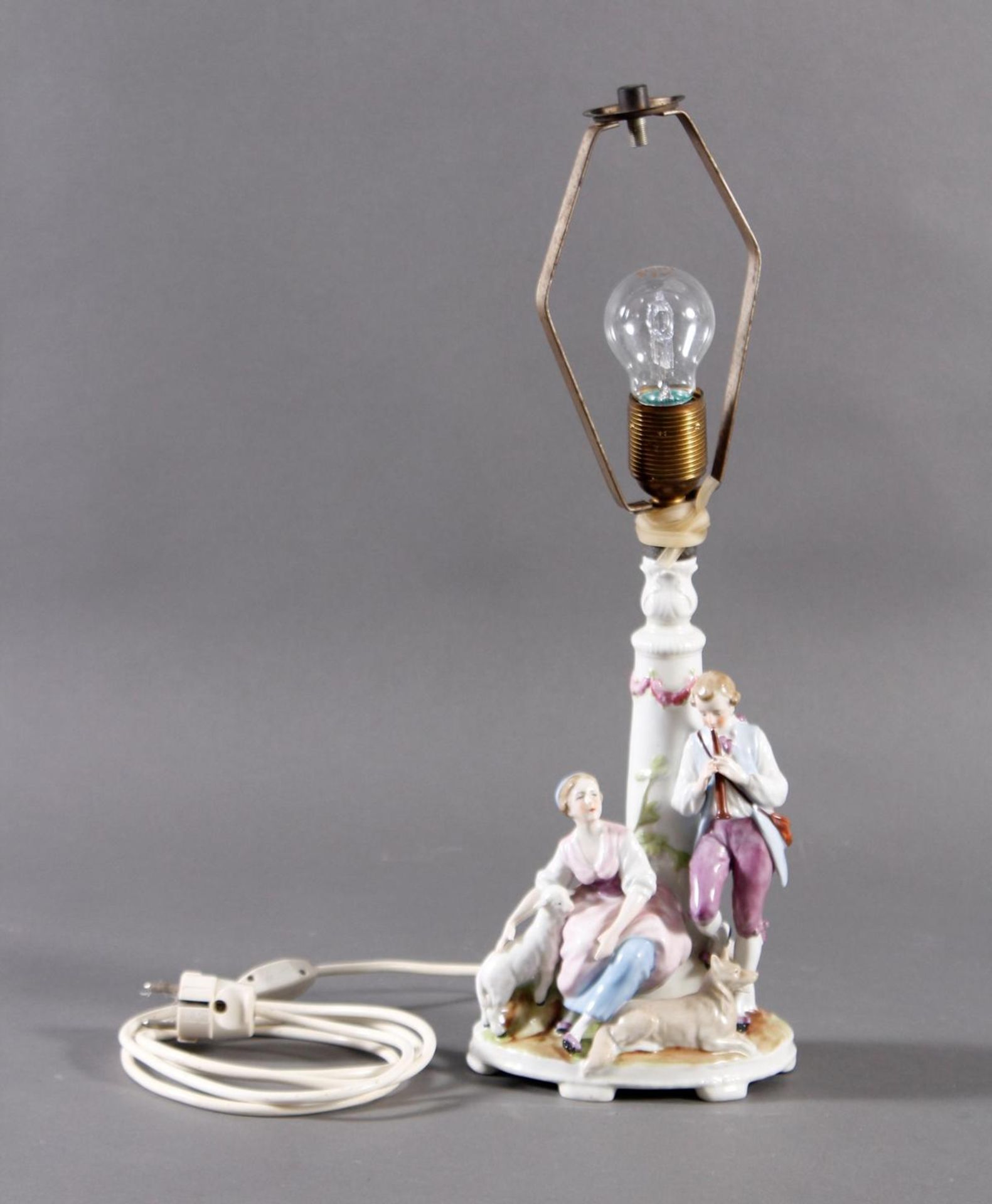 Figürliche Tischlampe aus der 1. Hälfte des 20. JahrhundertsWeißporzellan mit polychromer