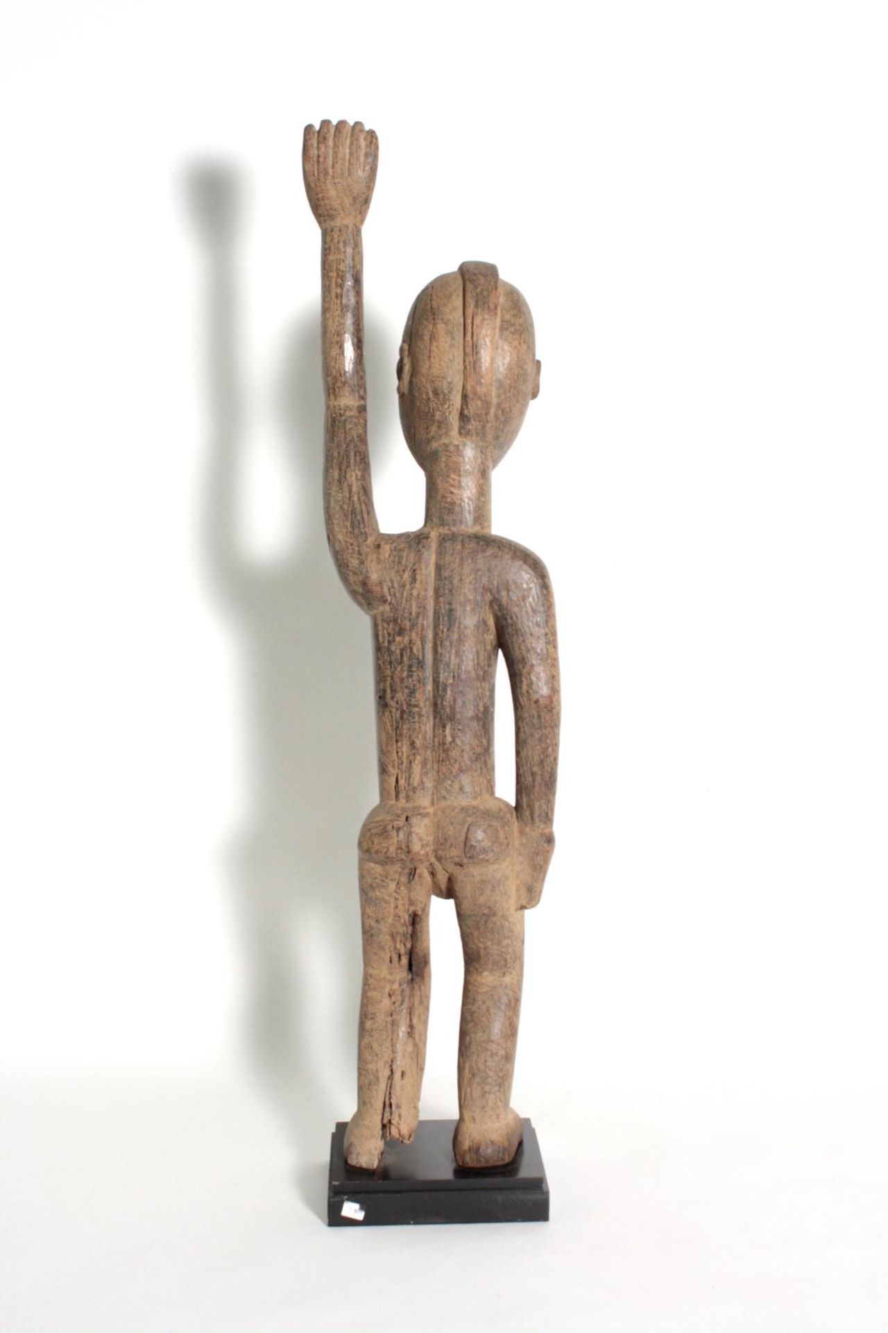 Schutzfigur "Bateba", Lobi, Burkina Faso, 1. Hälfte 20. Jh.Holz geschnitzt mit Krustenpatina, - Bild 4 aus 6