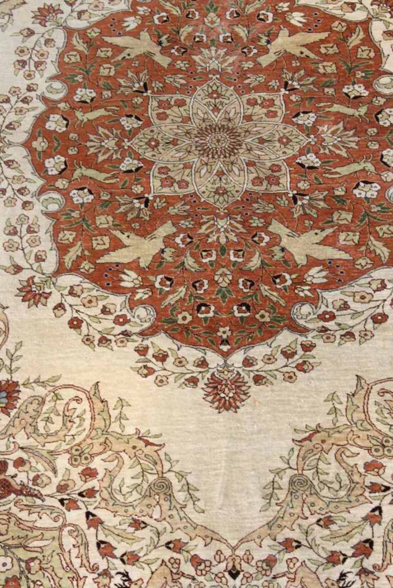 Großer Seidenteppich, Persien 2. Hälfte 20. Jh.Sehr feine Knüpfung, Vogel- und Rankenmotiv, mittiges - Bild 2 aus 5