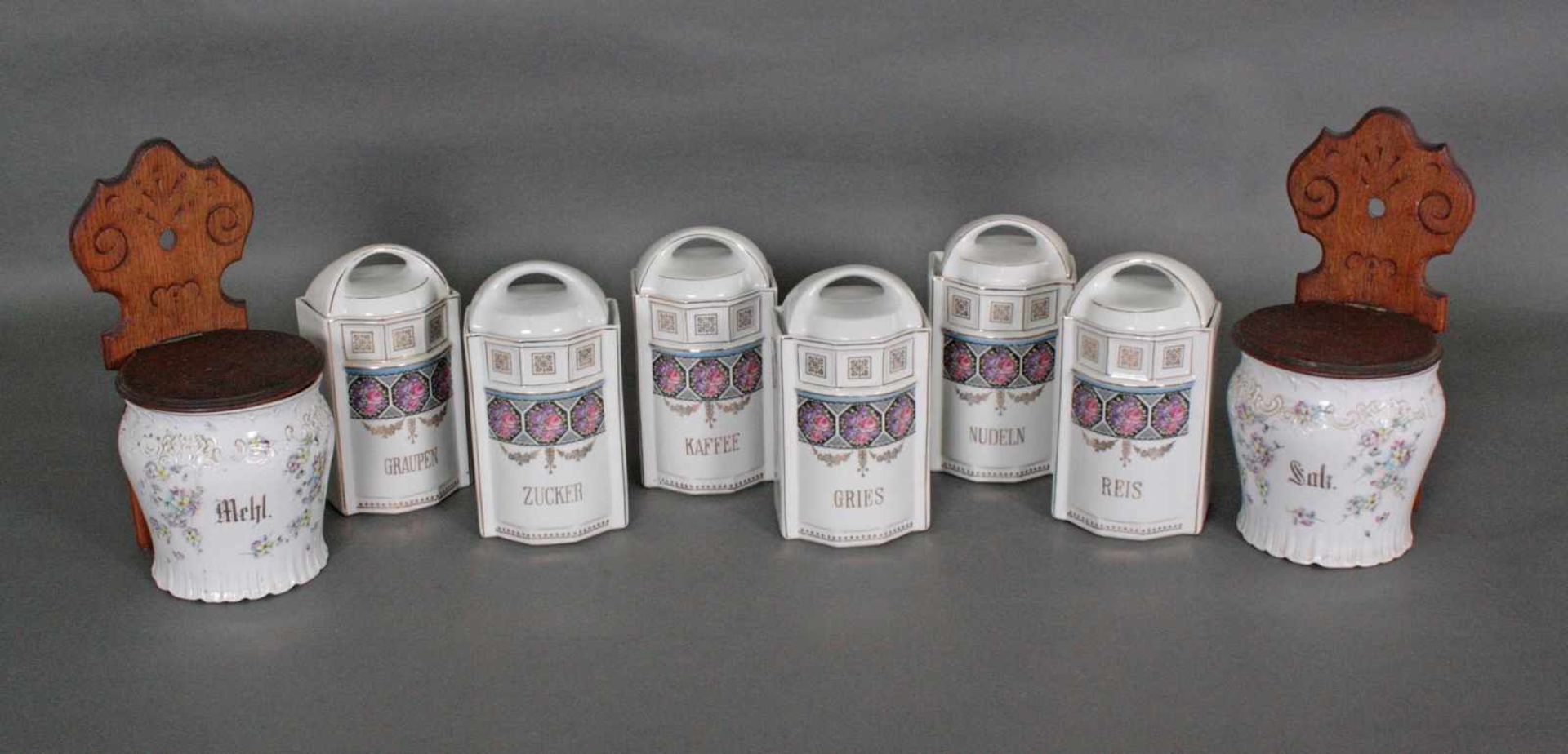 8 Vorratsdosen, 1. Hälfte 20. Jahrhundert6 Vorratsdosen aus Porzellan, mit polychromem Blumendekor