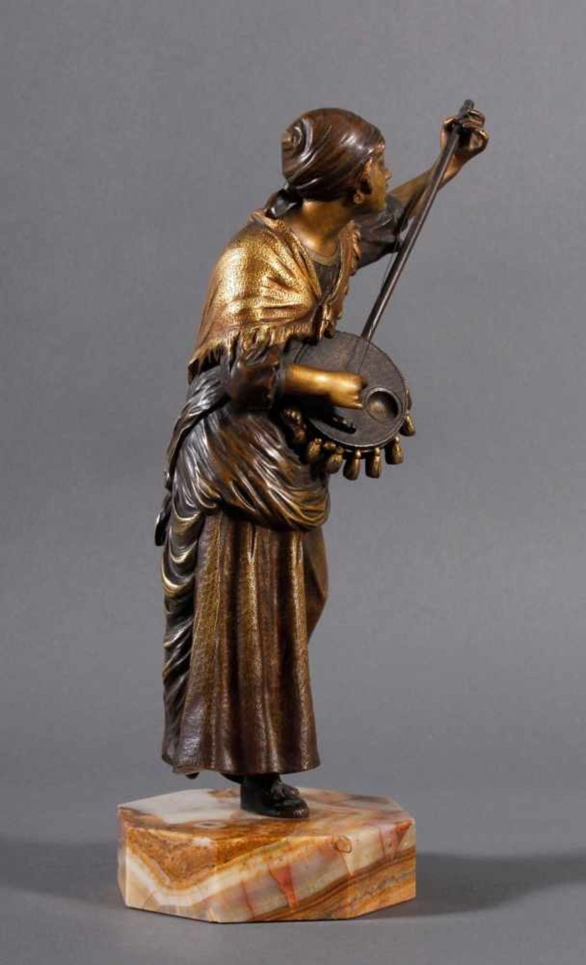 Mandolinenspielerin von Dominic Alonso (1885-1926)Sehr fein gearbeitete Bronze, patiniert und - Bild 2 aus 5