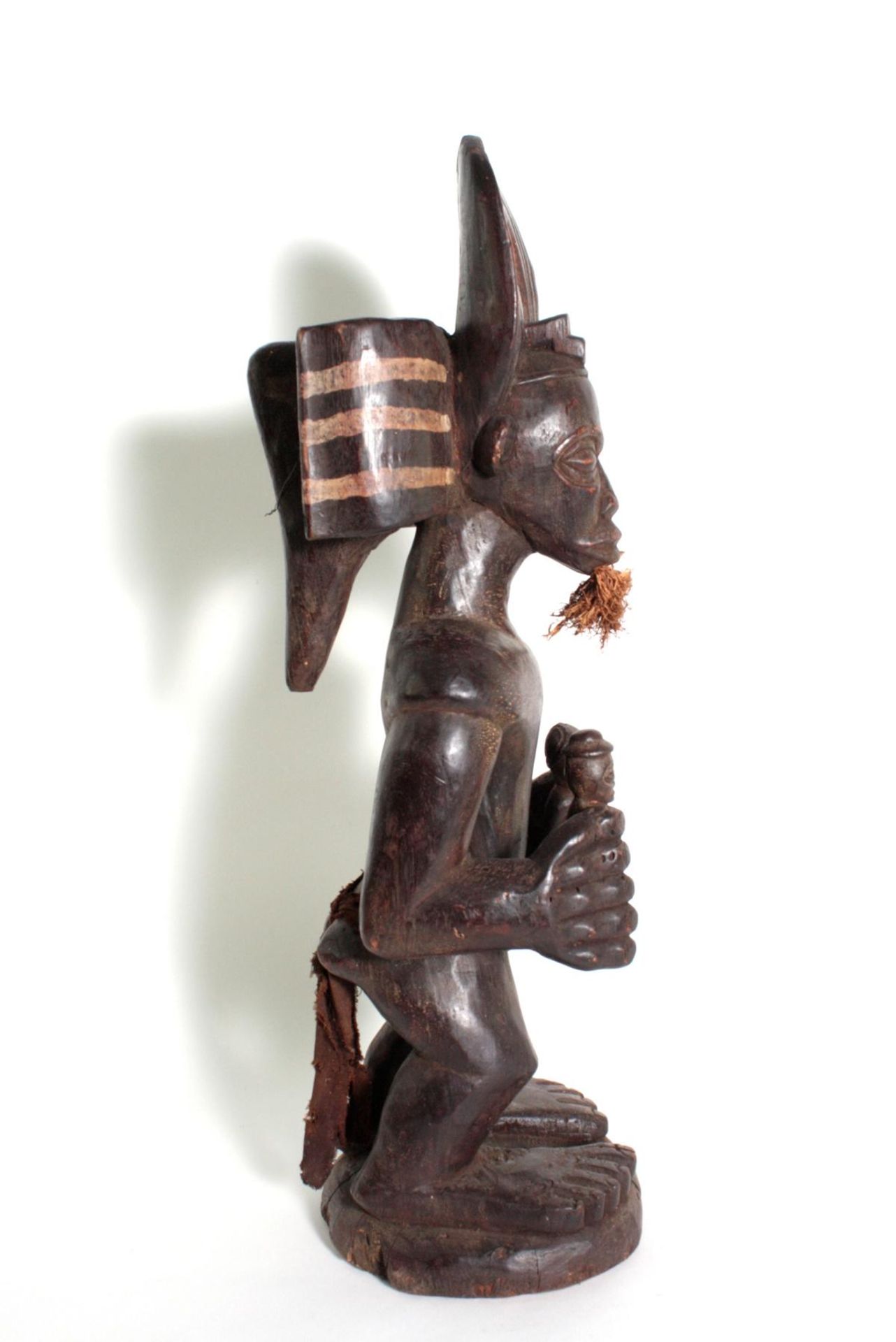 Figur des Chibinda Ilunga, Chokwe, Angola,, 1. Hälfte 20. Jh.Holz mit dunkelbrauner Patina. Der - Bild 4 aus 6