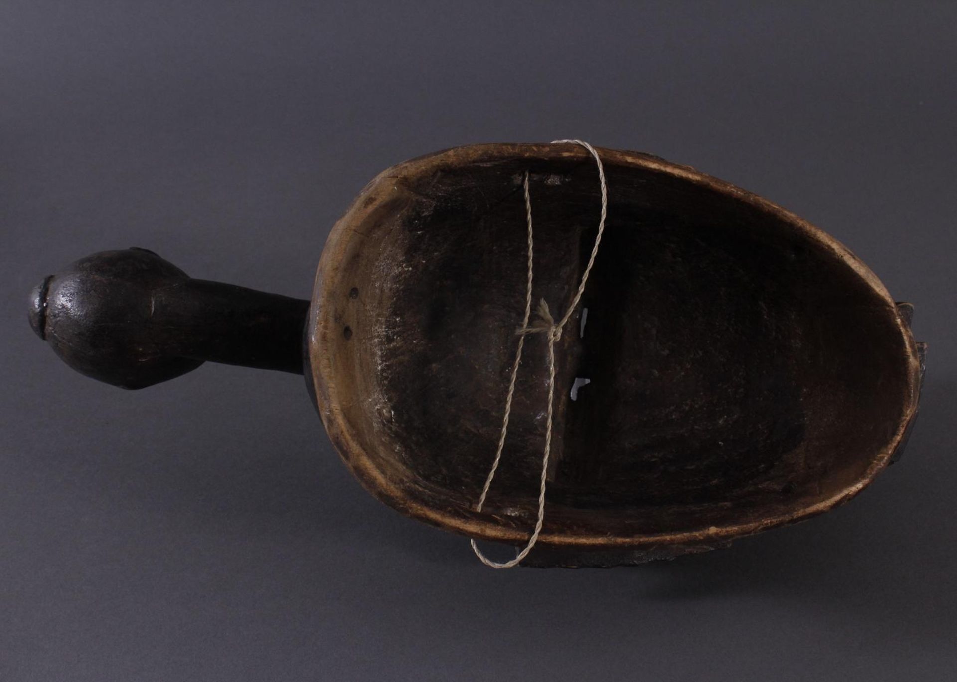Antike Kpelie-Maske, Senufo 1. Hälfte 20. Jh.Holz geschnitzt, geschwärztes, leicht glänzendes, - Bild 6 aus 6