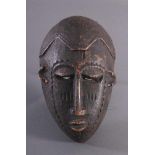Antike Maske, Kwele-GabunHolz, geschnitzt, dunkle Patina, Narbentatauierung, ca. L-27 cm