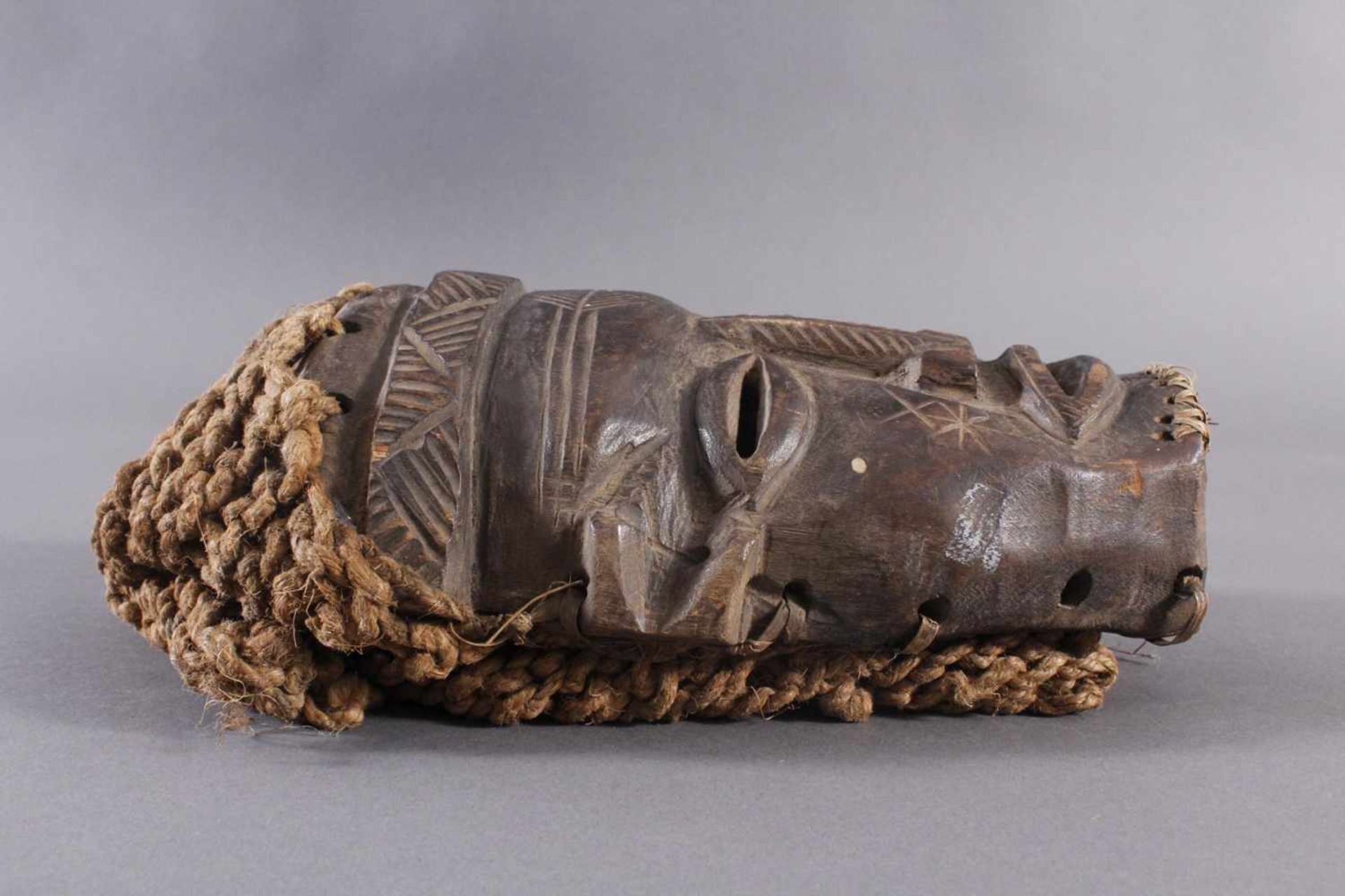 Antike Maske, Chokwe, Angola 1. Hälfte 20. Jh.Holz geschnitzt, dunkle Patina, Narbentatauierung, - Bild 7 aus 8