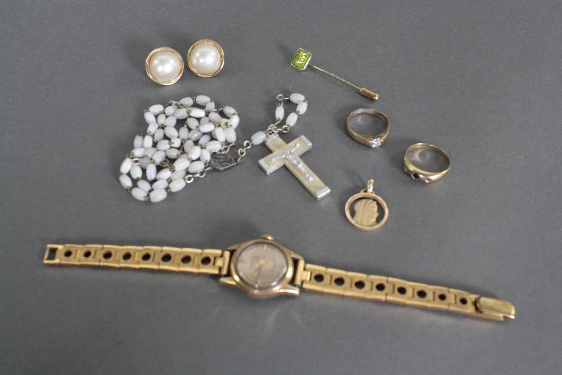 Nachlass Konvolut Schmuck und RosenkranzPaar Ohringe aus 14 Karat Gelbgold mit Perlmutt, 585