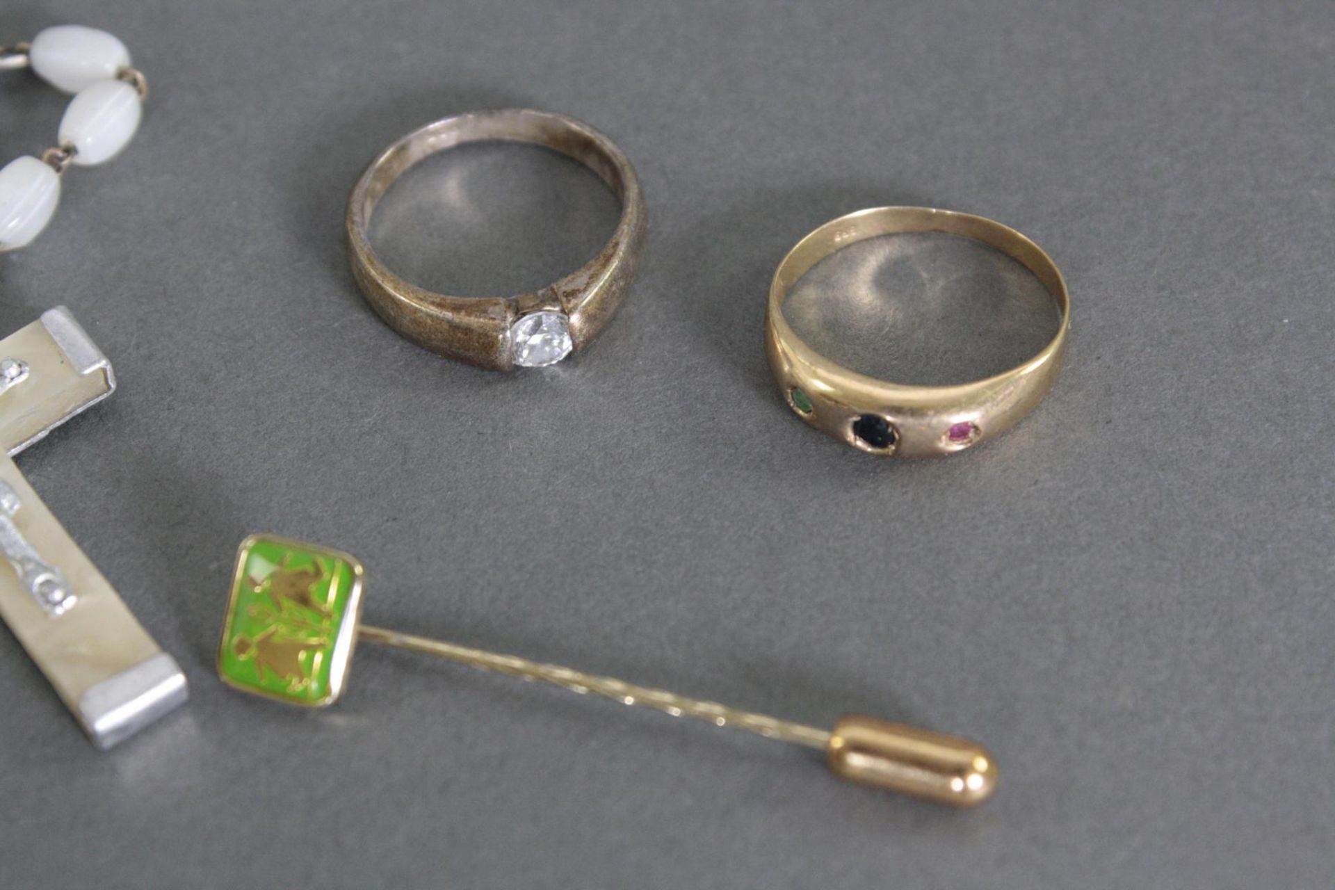 Nachlass Konvolut Schmuck und RosenkranzPaar Ohringe aus 14 Karat Gelbgold mit Perlmutt, 585 - Bild 4 aus 5