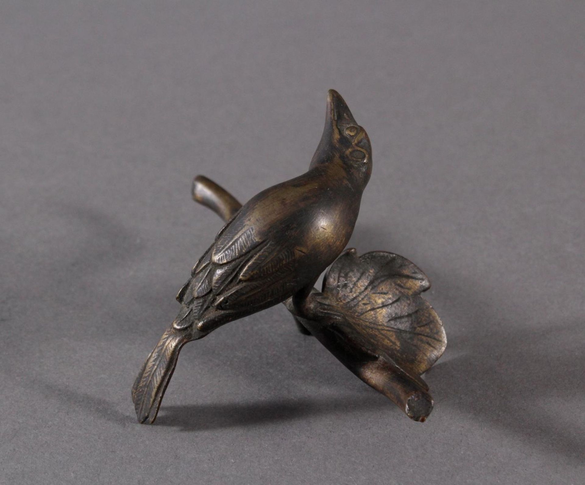 Antike Bronzeskulptur eines Vogels mit dunkler PatinaPlastische Darstellung eines Kolibris auf einem - Bild 3 aus 5