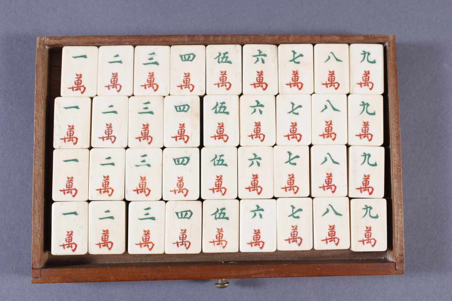 Mahjong-Spiel, China, 1. Hälfte 20. JahrhundertTragbarere Holzkasette mit plastisch geschnitztem - Bild 6 aus 11