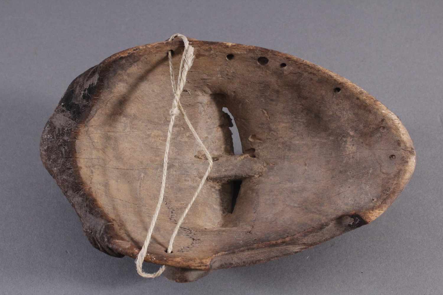 Antike Maske, Senufo, Elfenbeinküste 1. Hälfte 20. Jh.Aus hellem Holz geschnitzt, Narbentatauierung, - Image 6 of 6