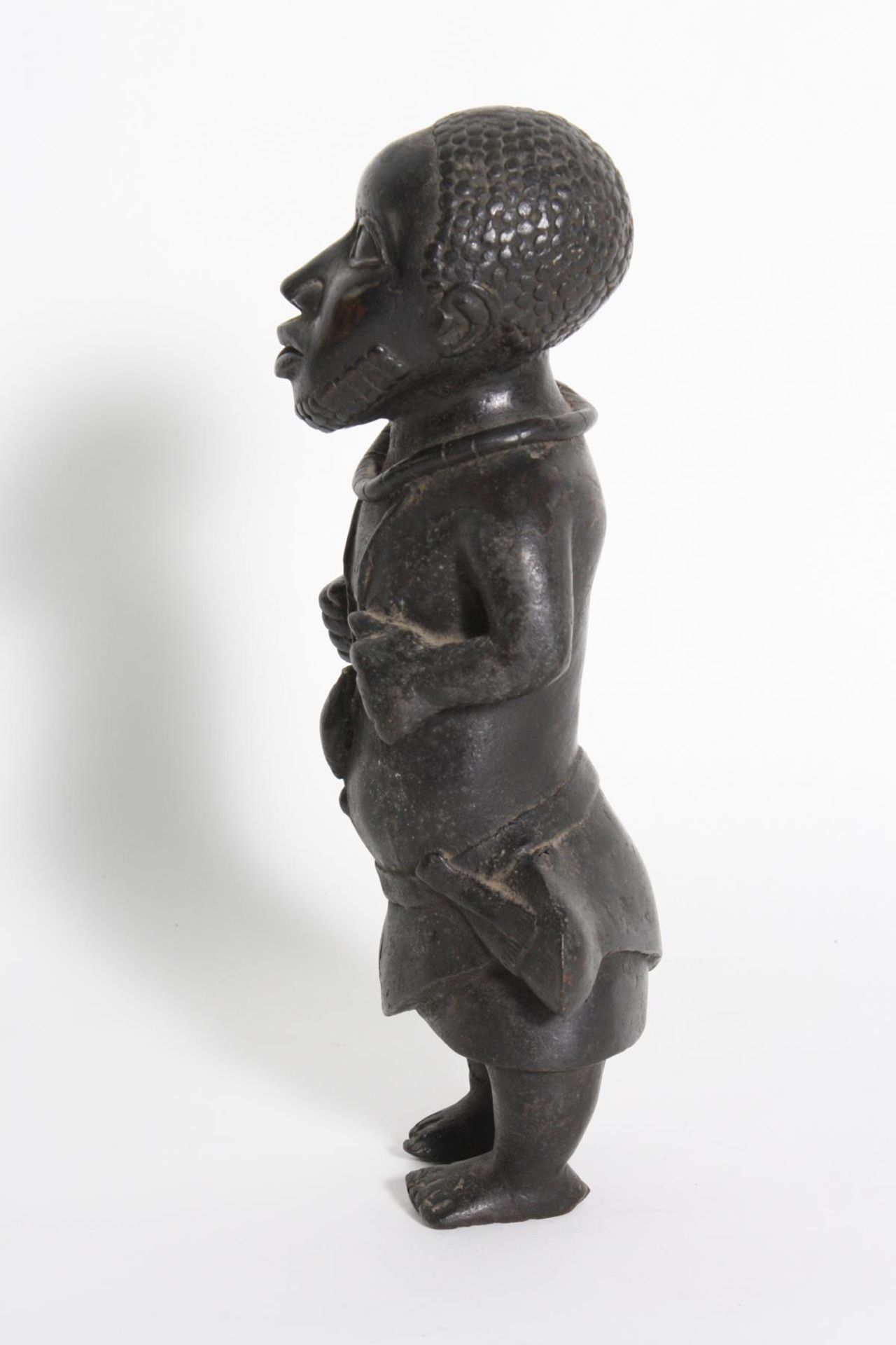 Bronze-Figur, Hofzwerg, Benin, Nigeria, 1. Hälfte 20. Jh.Stehende Figur mit seitlich am Körper - Bild 4 aus 4