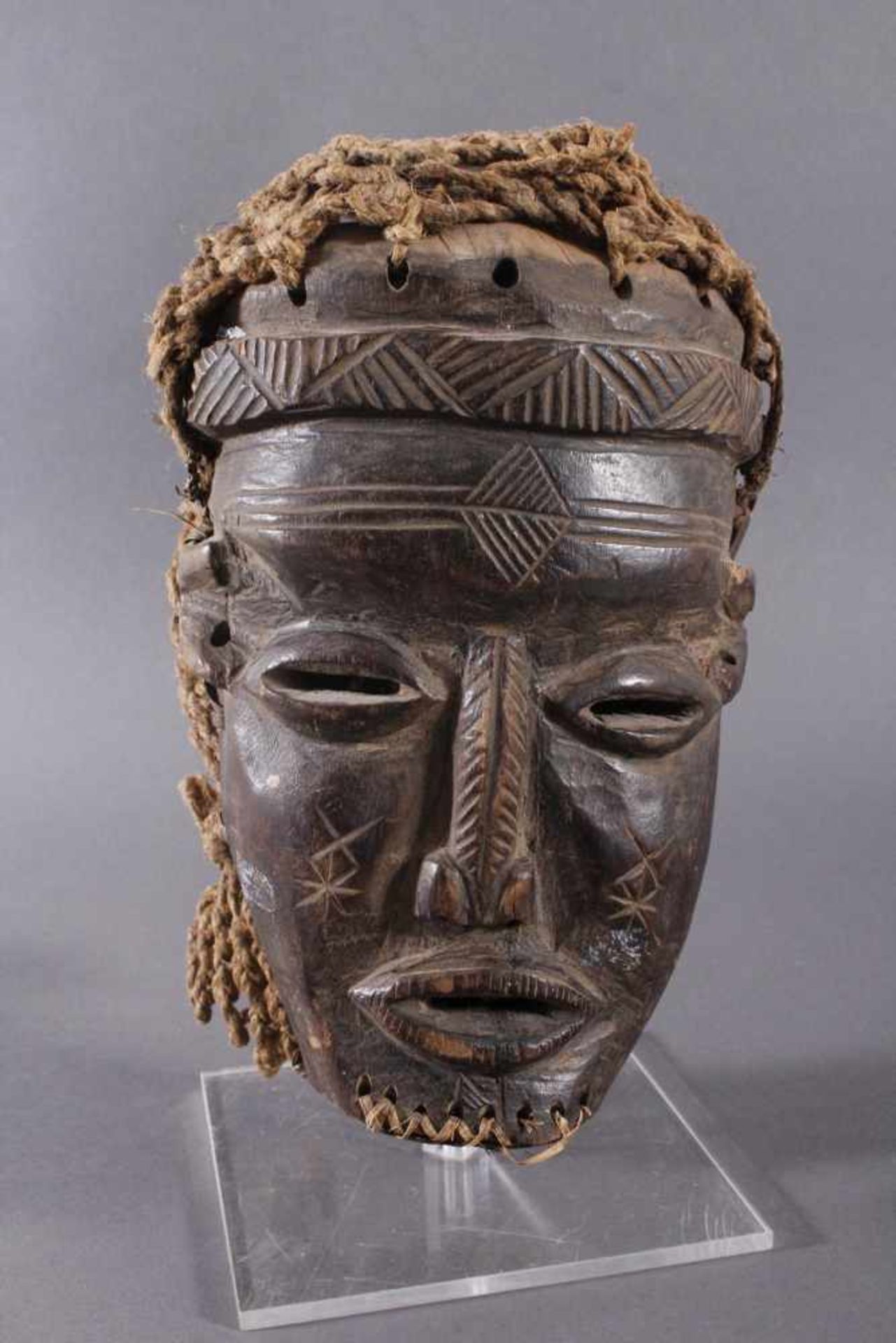 Antike Maske, Chokwe, Angola 1. Hälfte 20. Jh.Holz geschnitzt, dunkle Patina, Narbentatauierung,