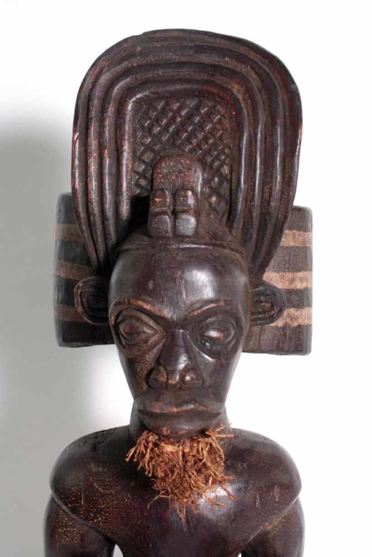 Figur des Chibinda Ilunga, Chokwe, Angola,, 1. Hälfte 20. Jh.Holz mit dunkelbrauner Patina. Der - Bild 2 aus 6