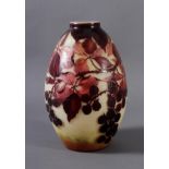 André Delatte, GlasvaseNancy um 1910, Große Brombeervase. Klarglas mit gelb/weißen