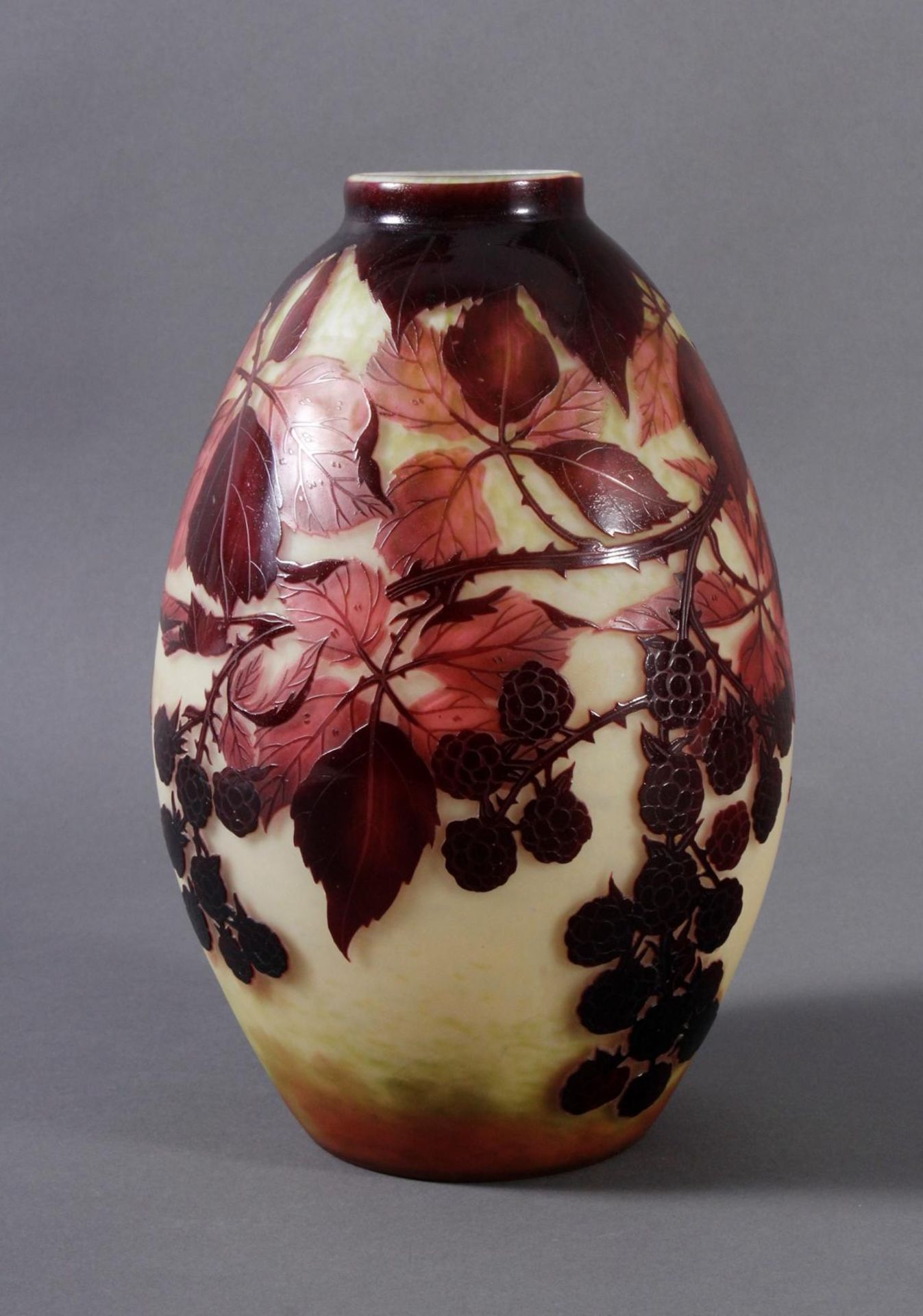 André Delatte, GlasvaseNancy um 1910, Große Brombeervase. Klarglas mit gelb/weißen