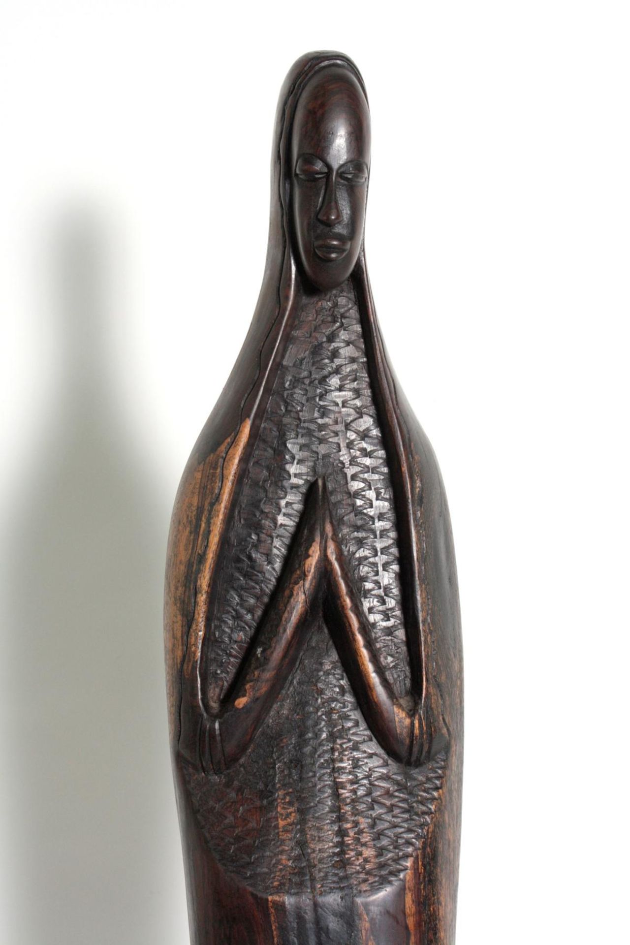 Skulptur "Betende Maria", AfrikaFigur aus schweres Hartholz naturbelassener Farbe, handgeschnitzt, - Bild 2 aus 4